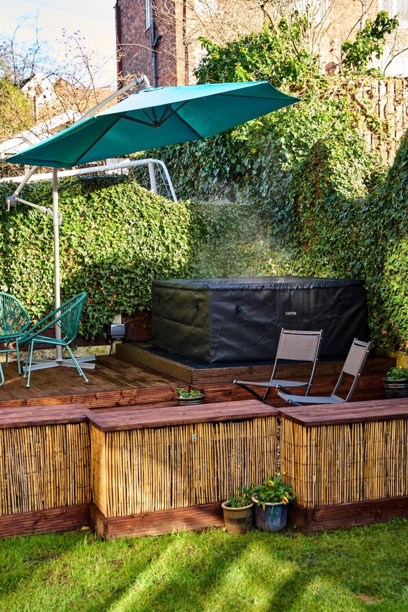 Chic Family With Garden Fire Pit & Event Space, Hot Tub Holiday home Manchester