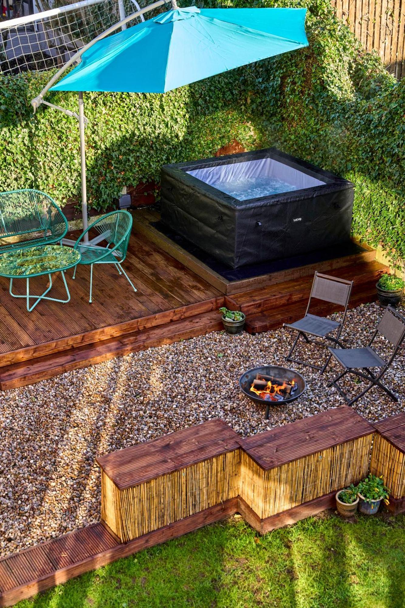 Chic Family With Garden Fire Pit & Event Space, Hot Tub Holiday home Manchester