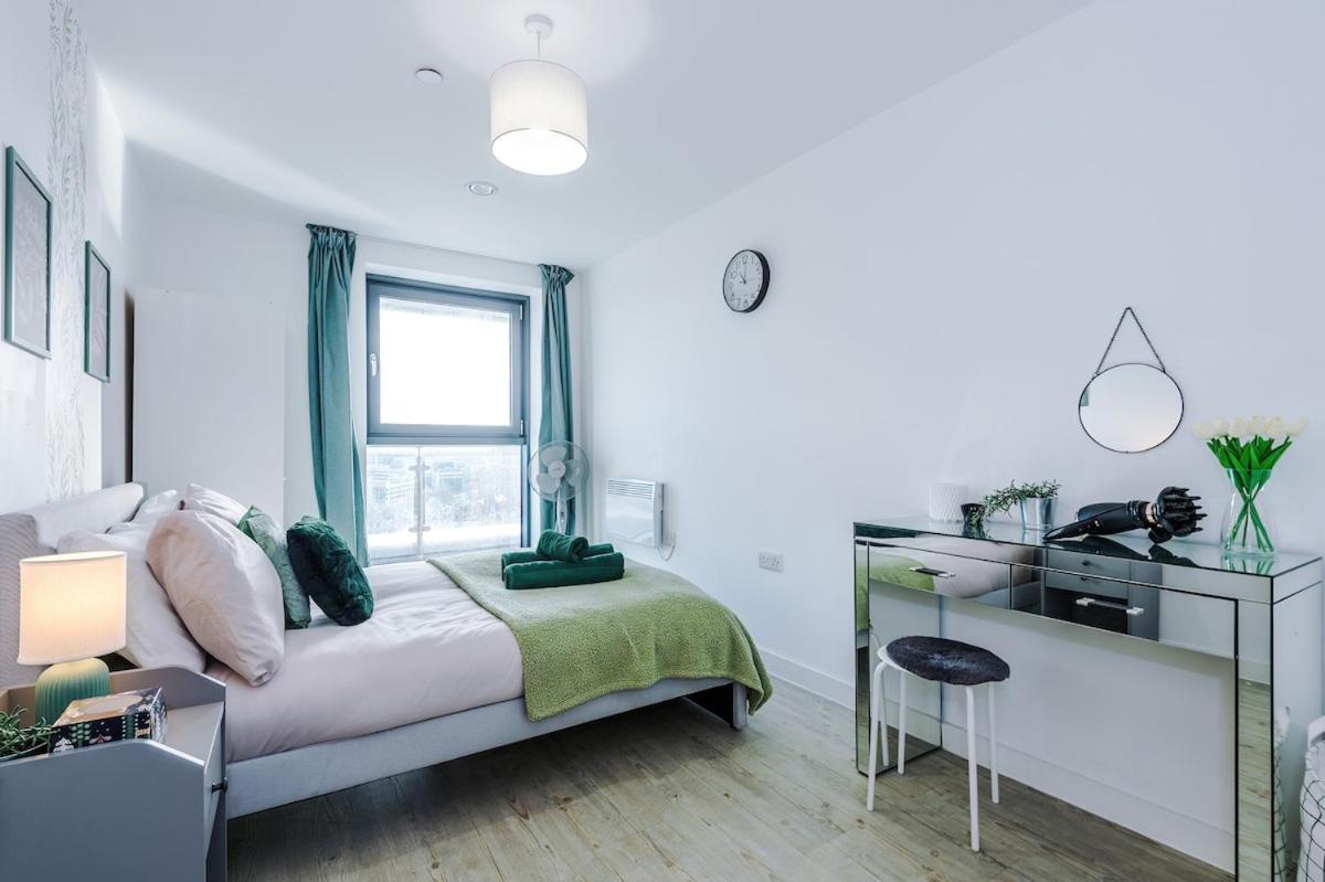 Apartment Sleeps 6, Stunning 2bed With Dart Board & Amazing Views Manchester