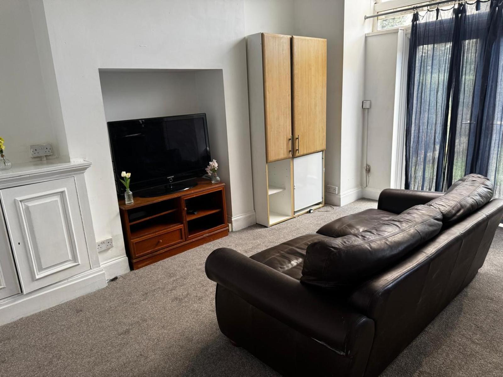 Double-bedroom In The Heart Of Salford Perfect For Short Manchester