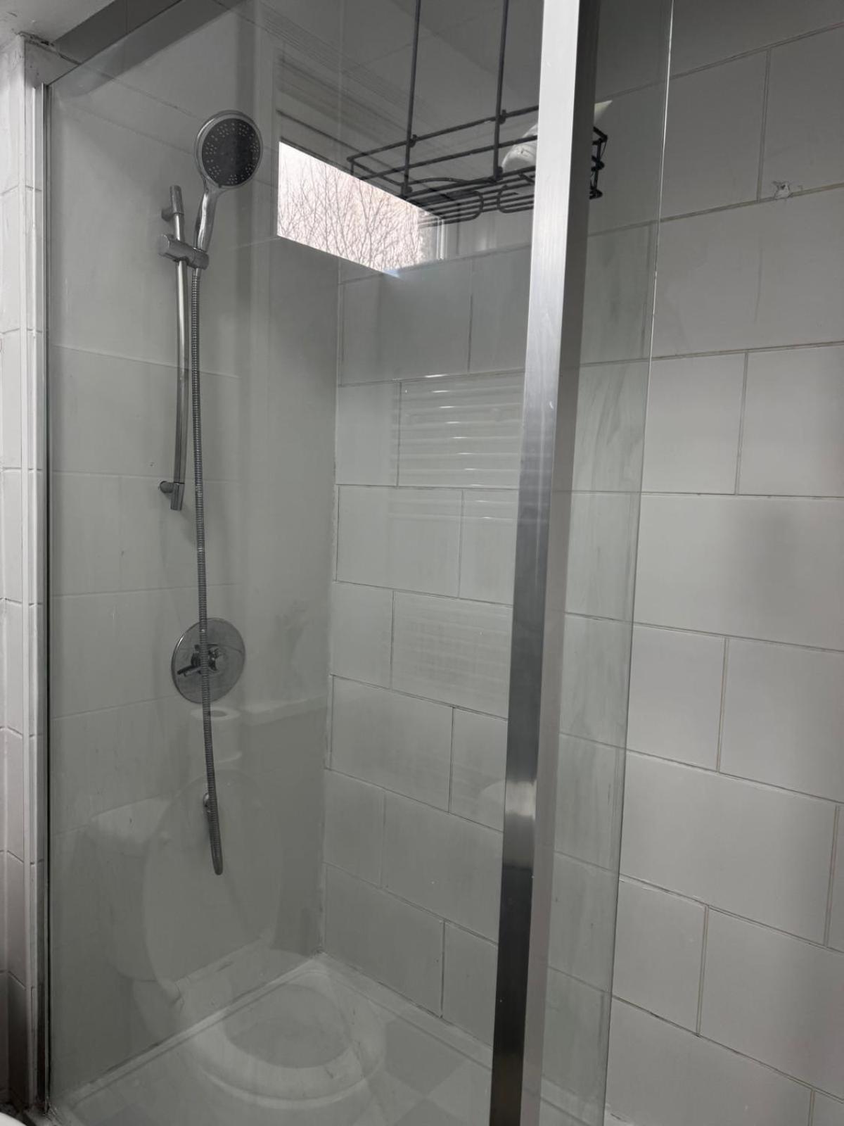Double-bedroom In The Heart Of Salford Perfect For Short Guest house