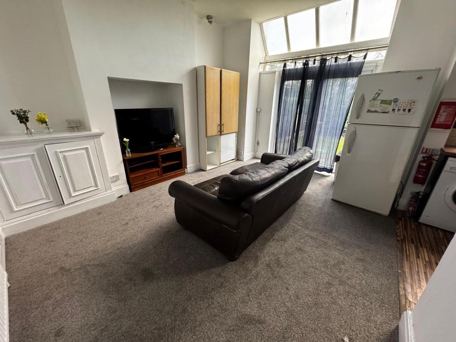 Guest house Double-bedroom In The Heart Of Salford Perfect For Short *