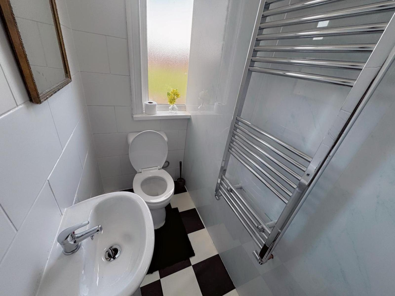 Guest house Double-bedroom In The Heart Of Salford Perfect For Short *
