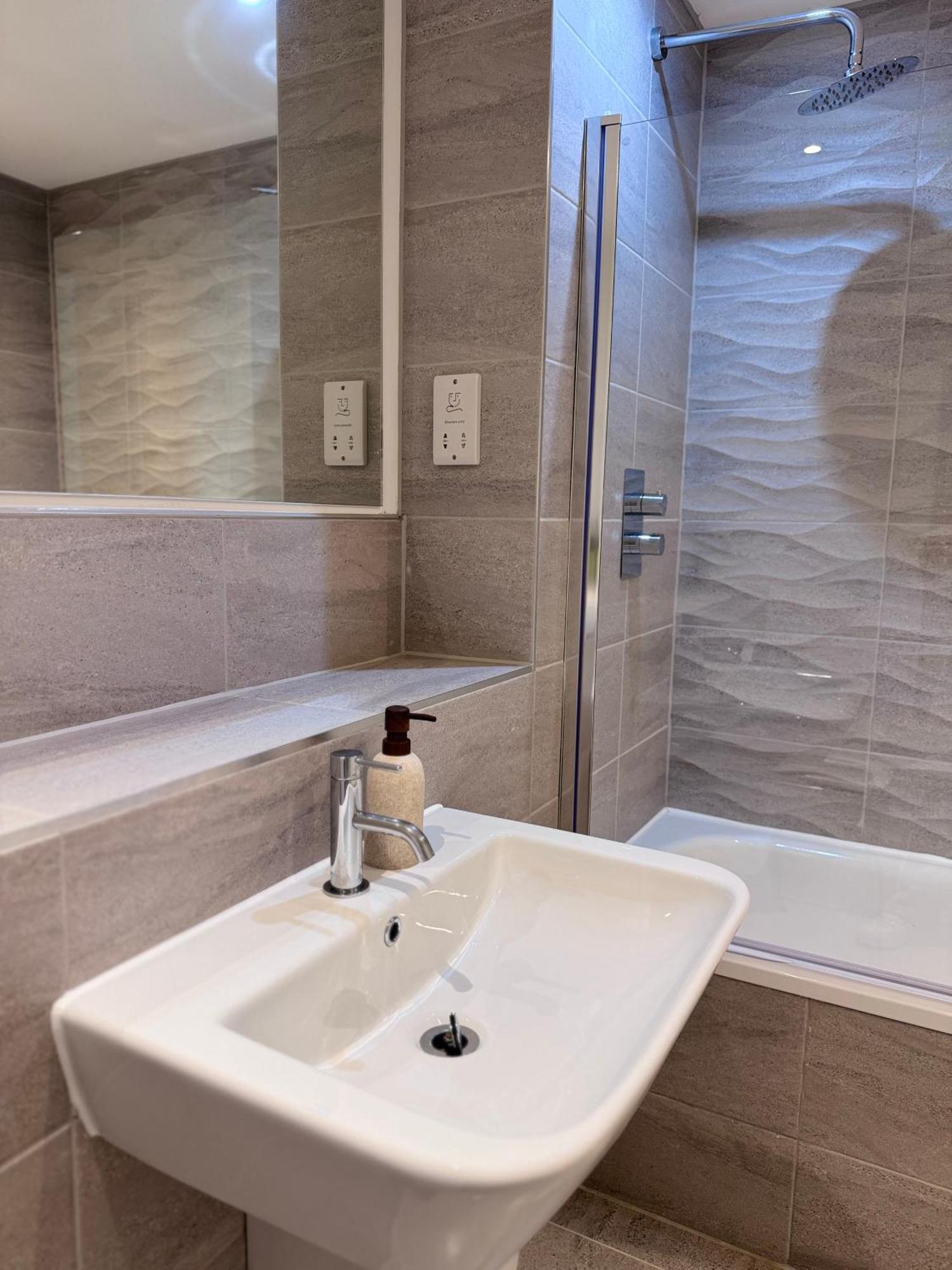 Apartment Bright And Modern Near Centre With Free Parking,wifi And Netflix Next To Old Trafford And Man United Stadium