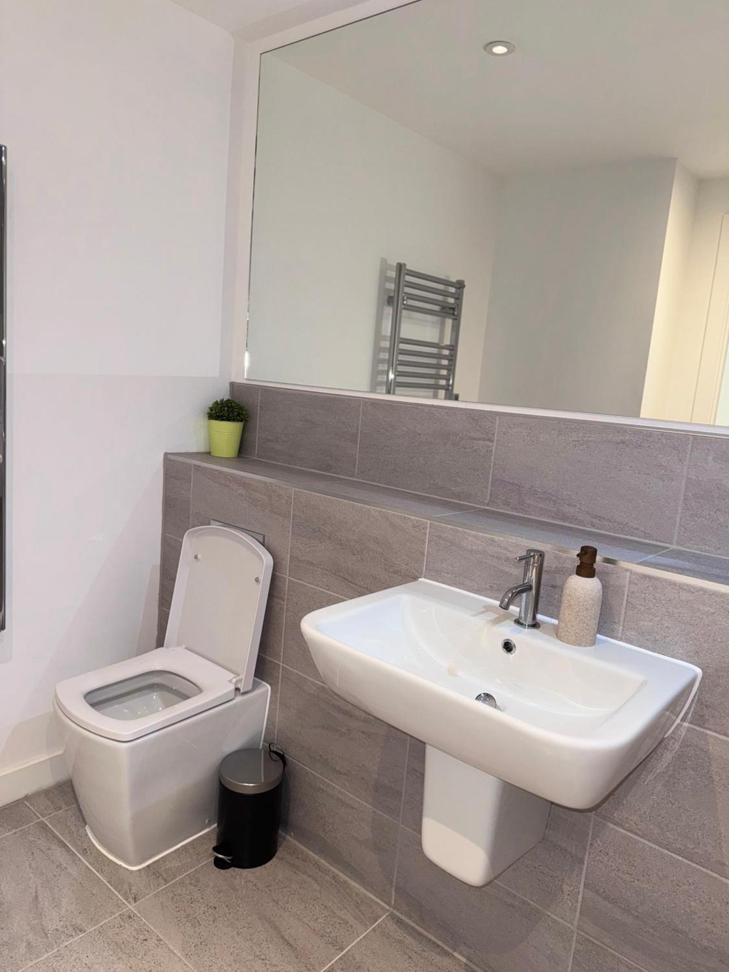Bright And Modern Near Centre With Free Parking,wifi And Netflix Next To Old Trafford And Man United Stadium Apartment *
