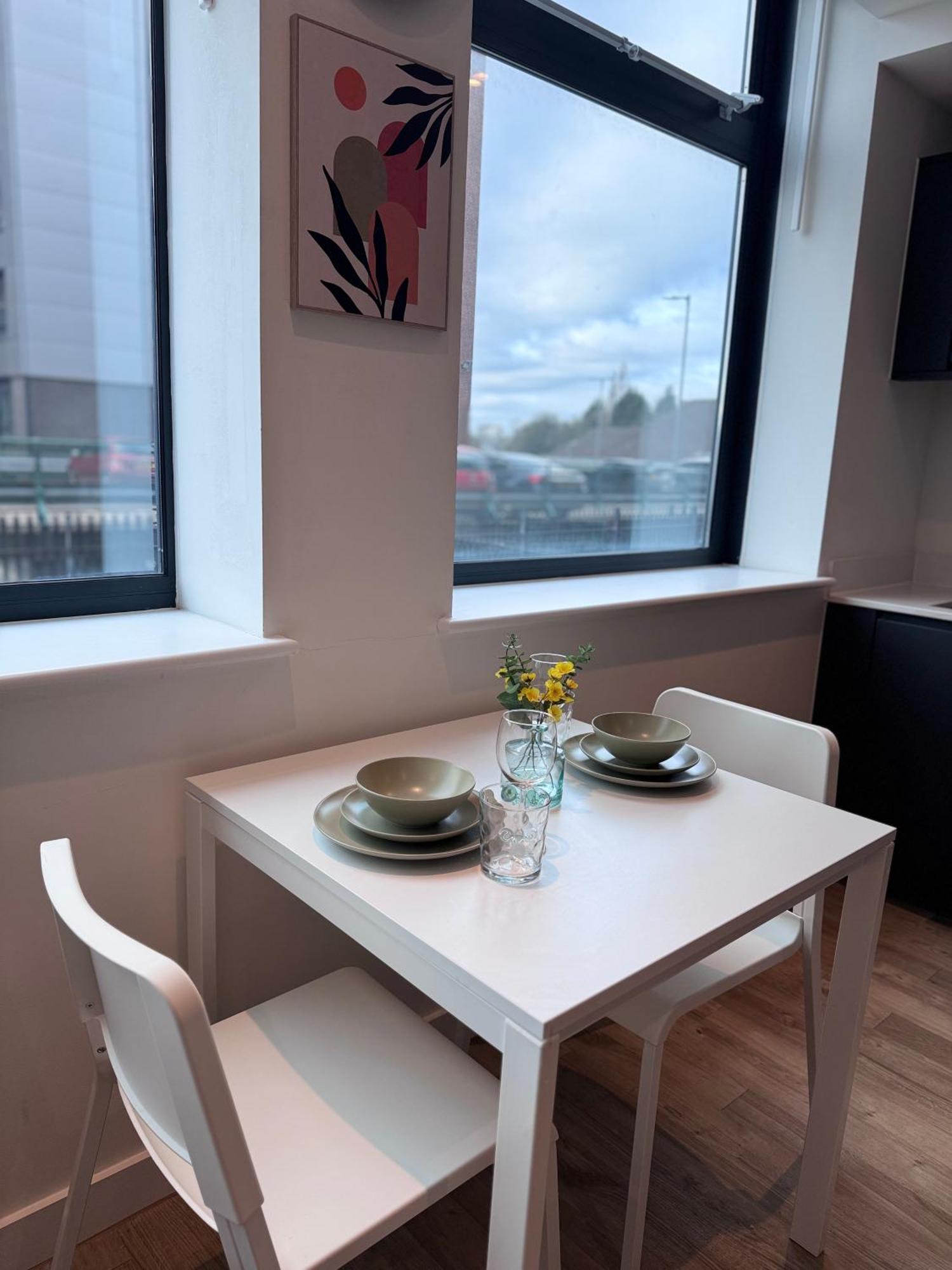 Bright And Modern Near Centre With Free Parking,wifi And Netflix Next To Old Trafford And Man United Stadium Apartment Manchester