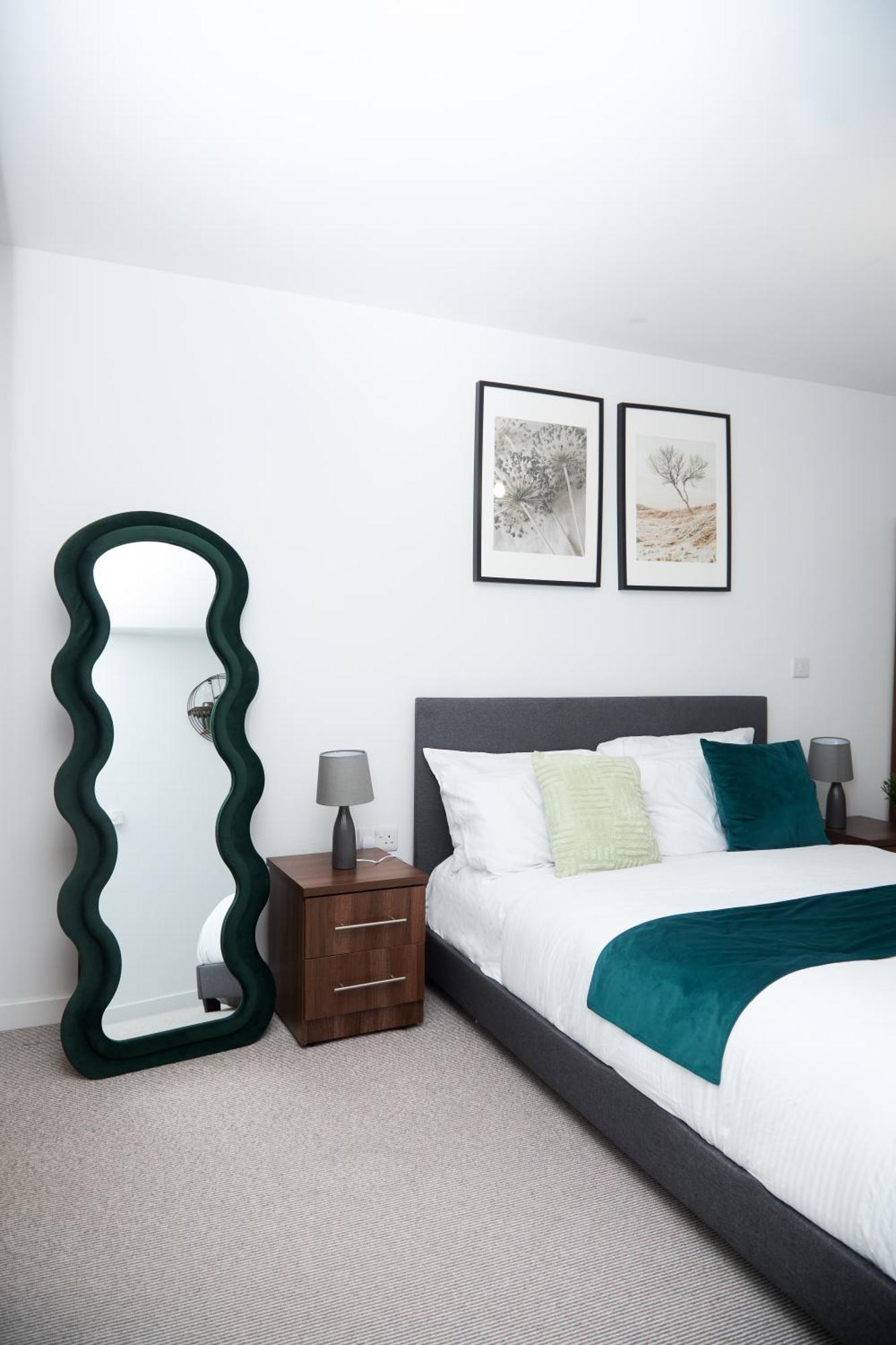 Luxury 2 Bedroom And Bathroom In With Balcony Apartment *
