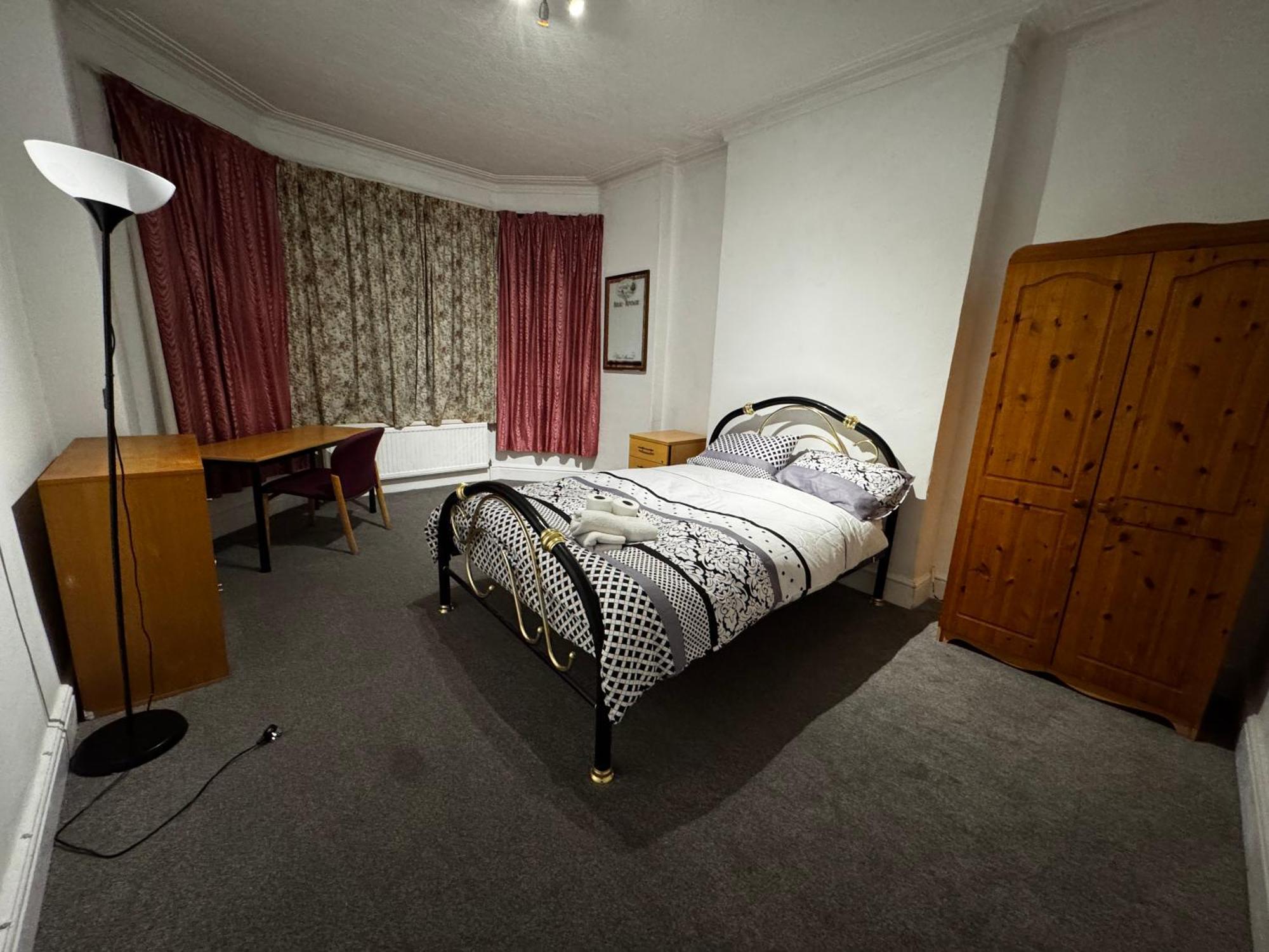 Double-bedroom In The Heart Of Salford Perfect For Short