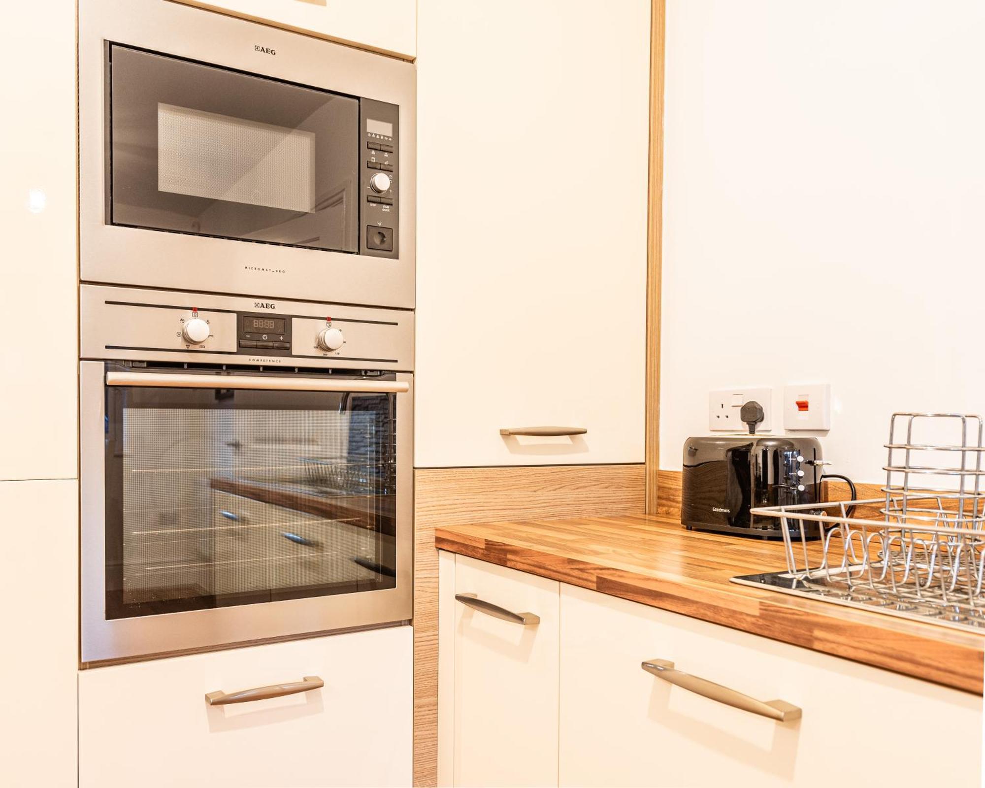 4 Bedroom Town House- Free Parking, Perfect For Families And Contractors Holiday home Manchester