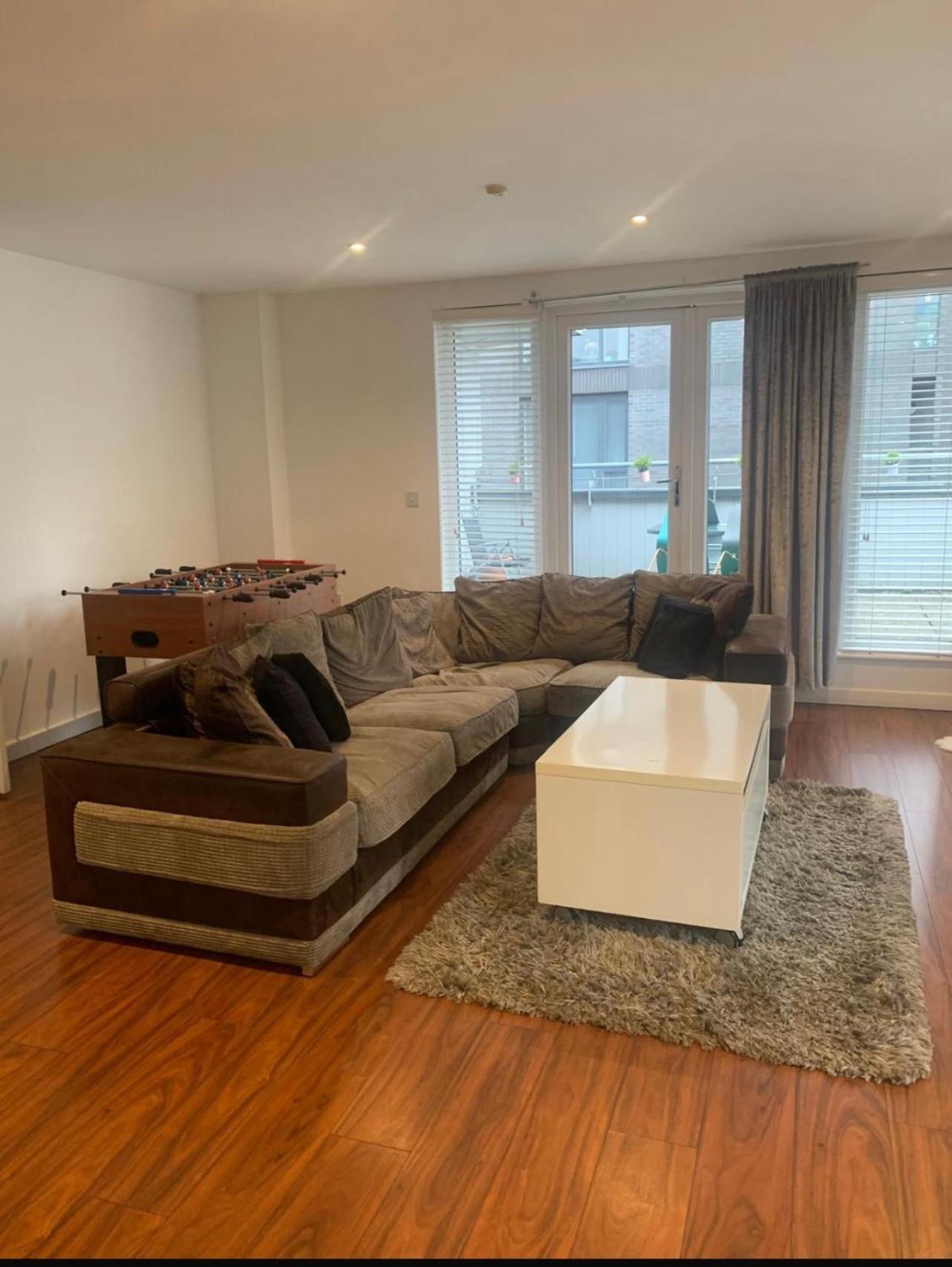 Spacious Penthouse With Parking Apartment Manchester