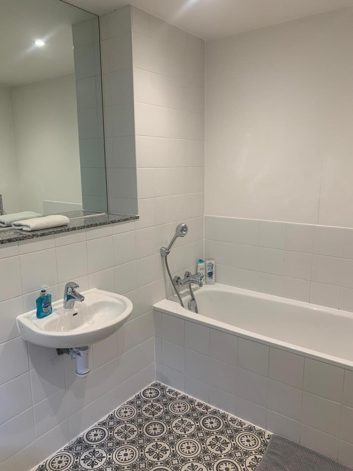 Spacious Penthouse With Parking * Manchester