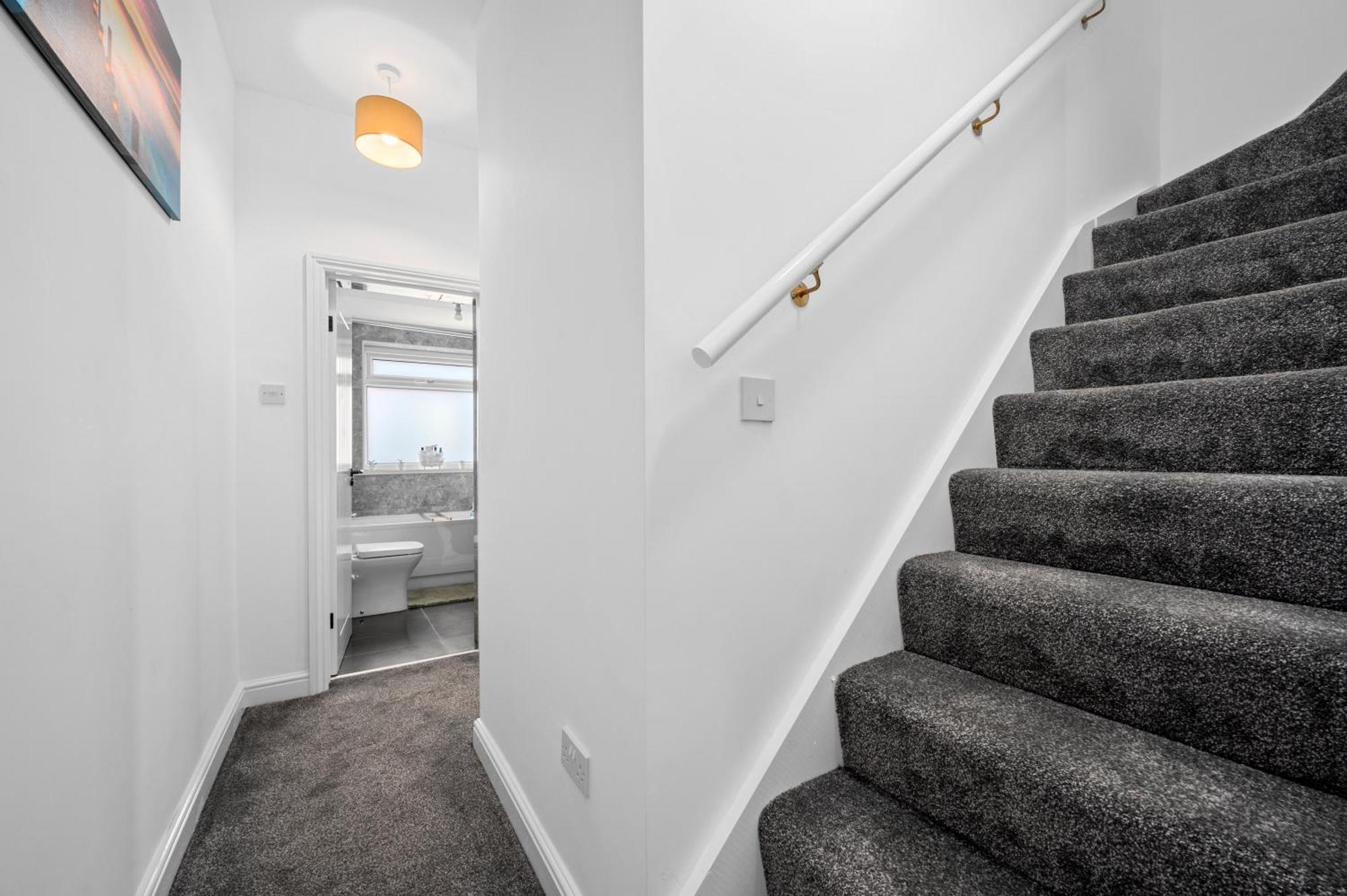 Luxury 4-Bedroom House Near Old Trafford With Parking, Garden,Close To Tram, Sleeps 8 Apartment *