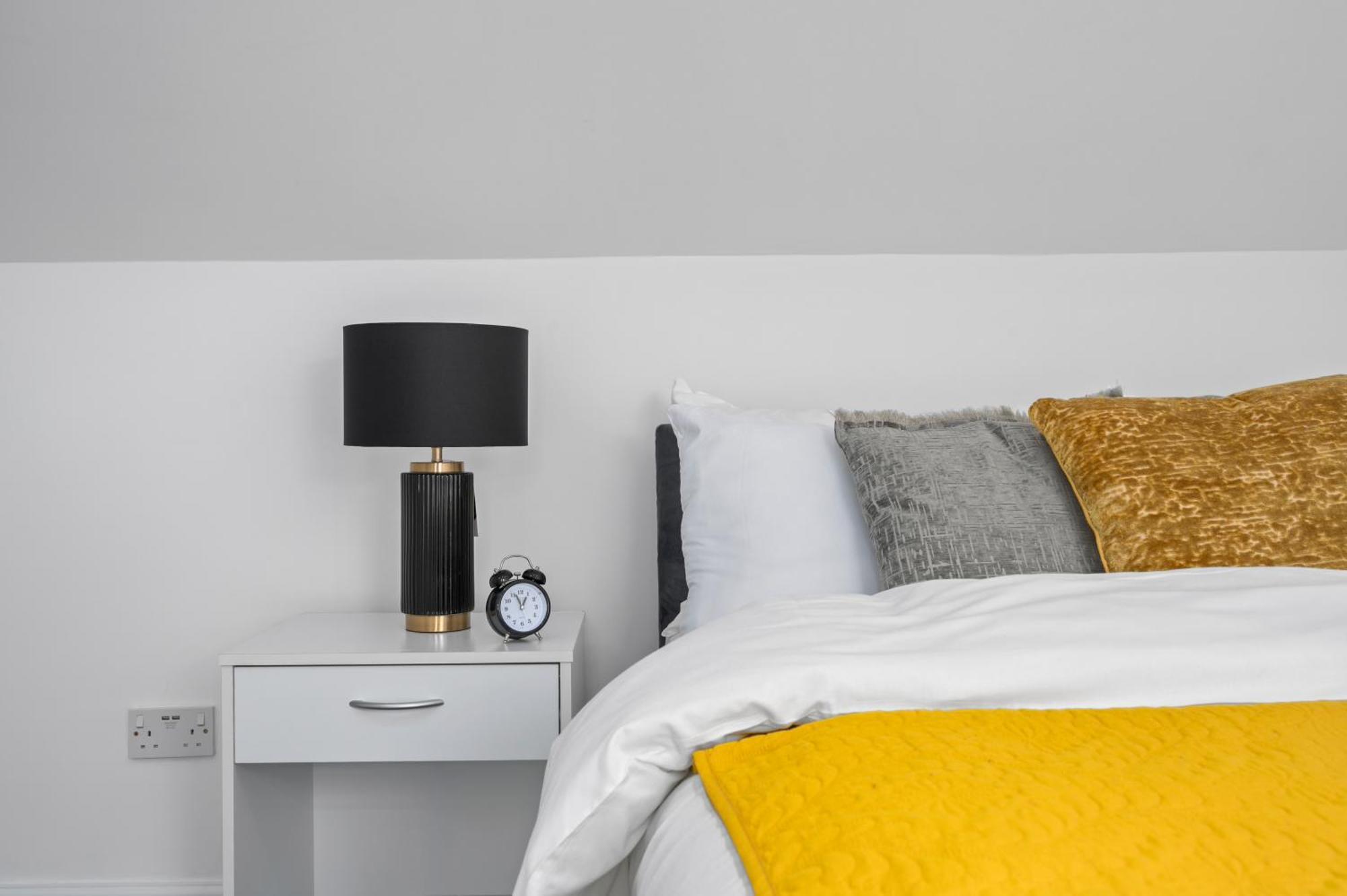 Apartment Luxury 4-Bedroom House Near Old Trafford With Parking, Garden,Close To Tram, Sleeps 8 *