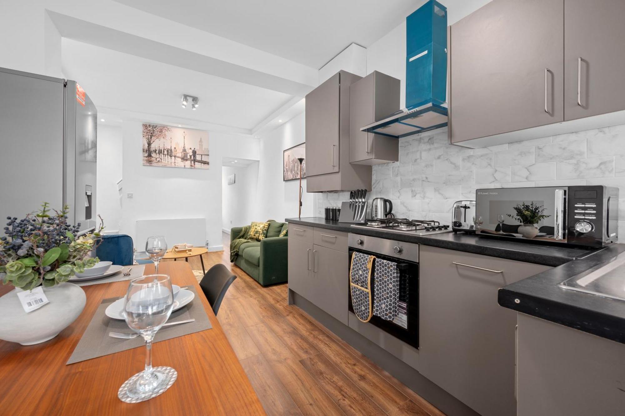 Luxury 4-Bedroom House Near Old Trafford With Parking, Garden,Close To Tram, Sleeps 8