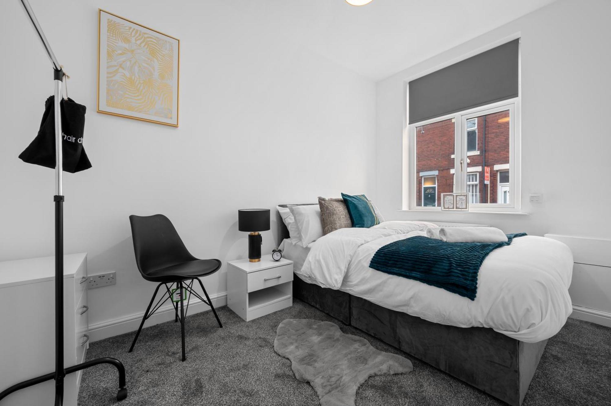 Luxury 4-Bedroom House Near Old Trafford With Parking, Garden,Close To Tram, Sleeps 8