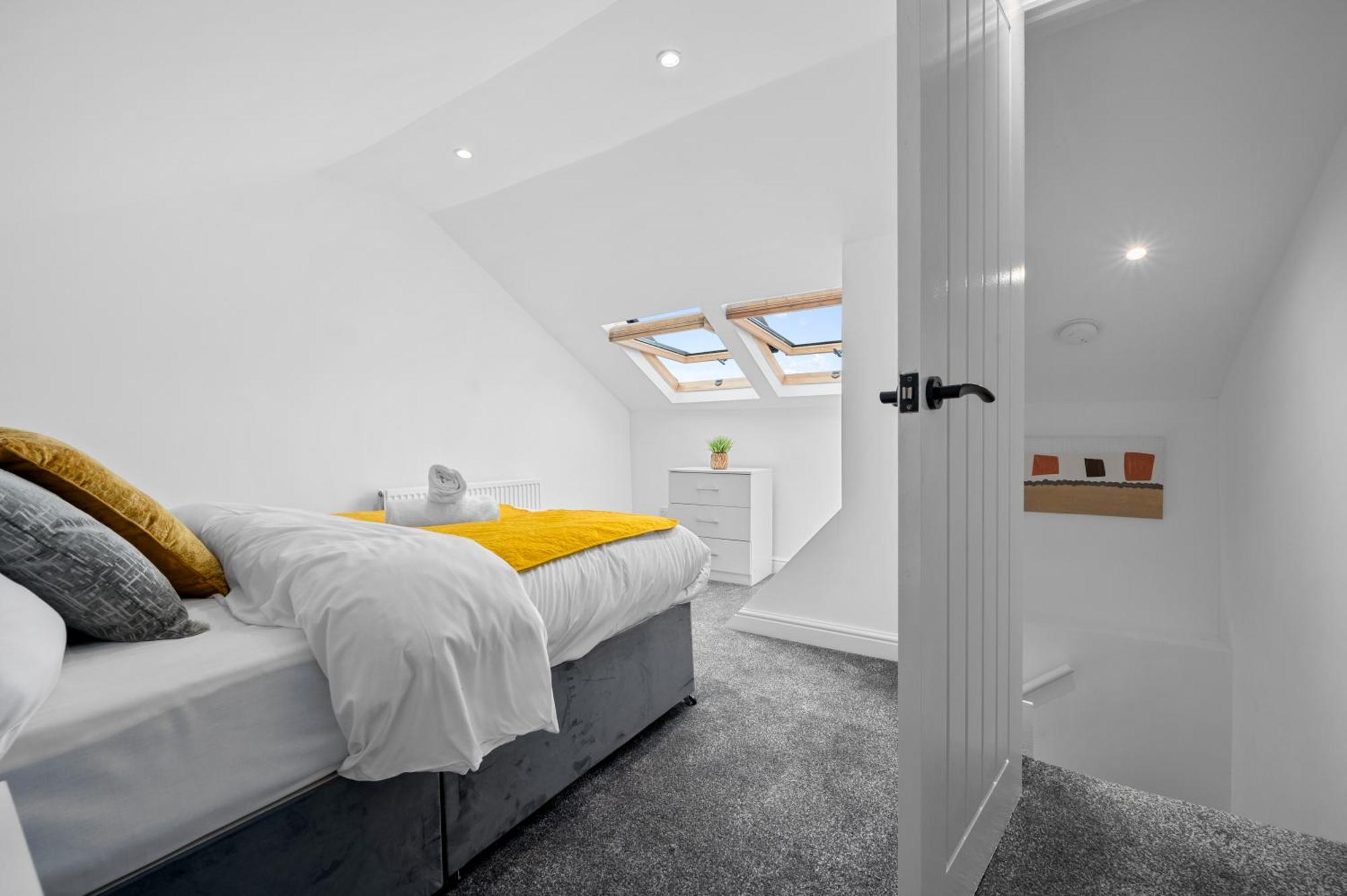 Apartment Luxury 4-Bedroom House Near Old Trafford With Parking, Garden,Close To Tram, Sleeps 8 *