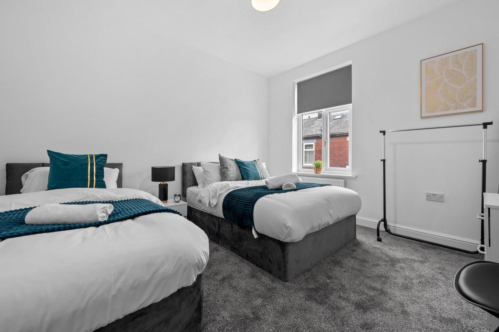 Apartment Luxury 4-Bedroom House Near Old Trafford With Parking, Garden,Close To Tram, Sleeps 8 Manchester