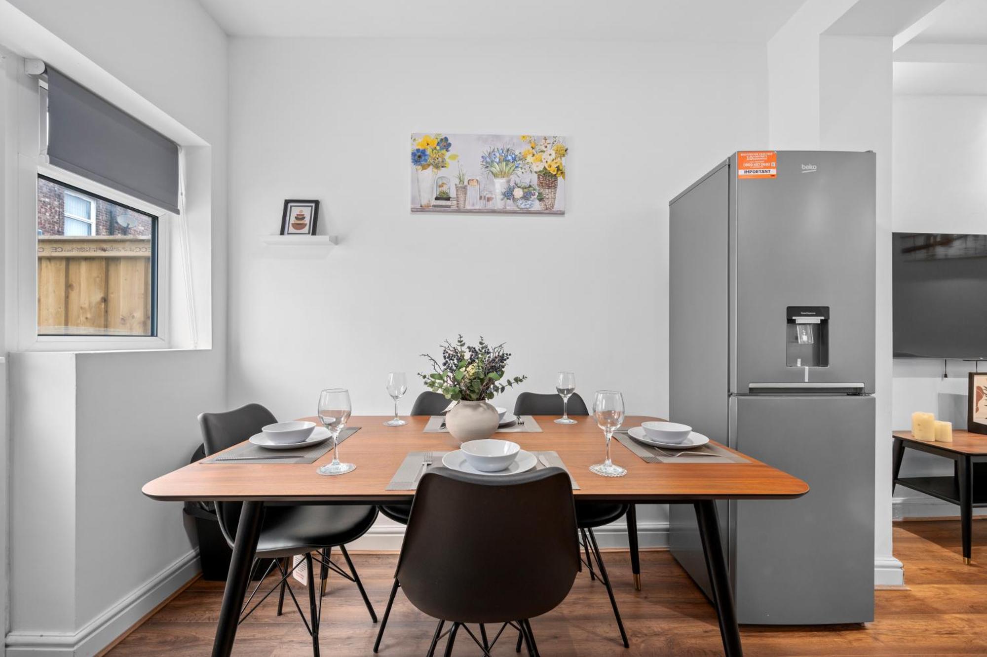 Luxury 4-Bedroom House Near Old Trafford With Parking, Garden,Close To Tram, Sleeps 8 Apartment Manchester