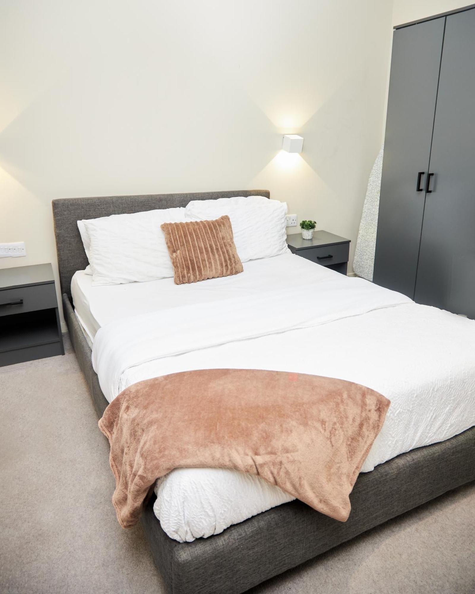 Luxury 2 Bed With Balcony Appartement *