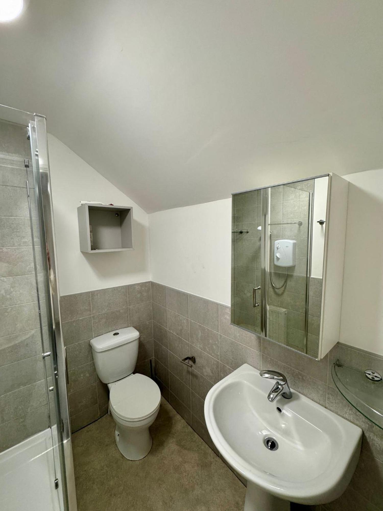 Modern Private Bathroom Minutes From Centre And Quays Homestay