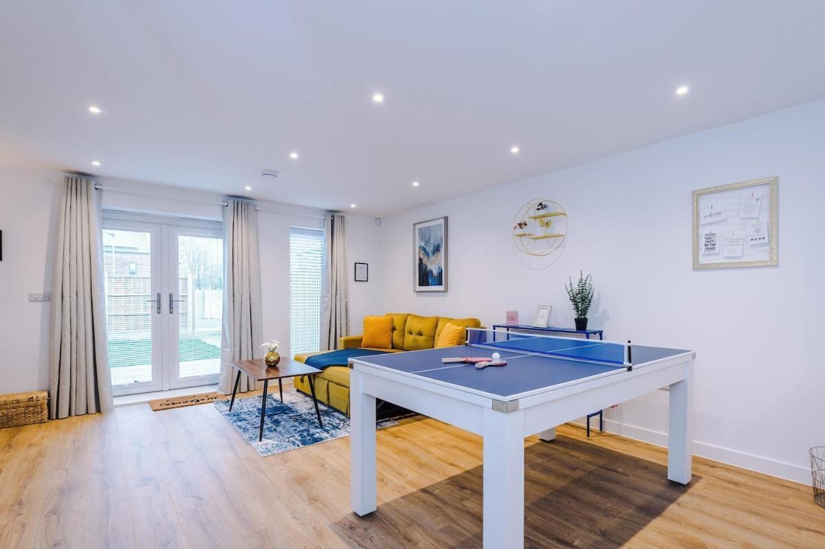 Modern 3-bed In Salford, Pool, Ping Pong Table, Free Parking, Sleeps 7 Appartement *