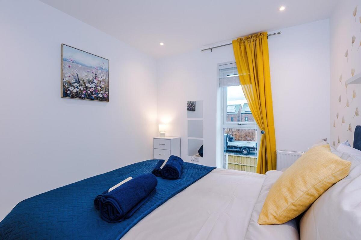 Modern 3-bed In Salford, Pool, Ping Pong Table, Free Parking, Sleeps 7 *