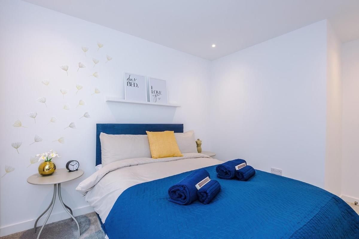 Modern 3-bed In Salford, Pool, Ping Pong Table, Free Parking, Sleeps 7 Appartement Manchester