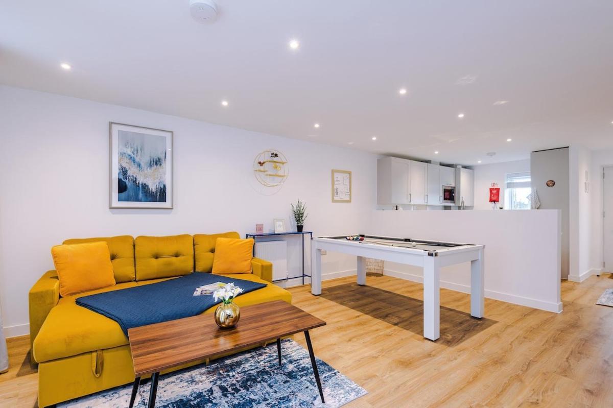 Modern 3-bed In Salford, Pool, Ping Pong Table, Free Parking, Sleeps 7 Appartement