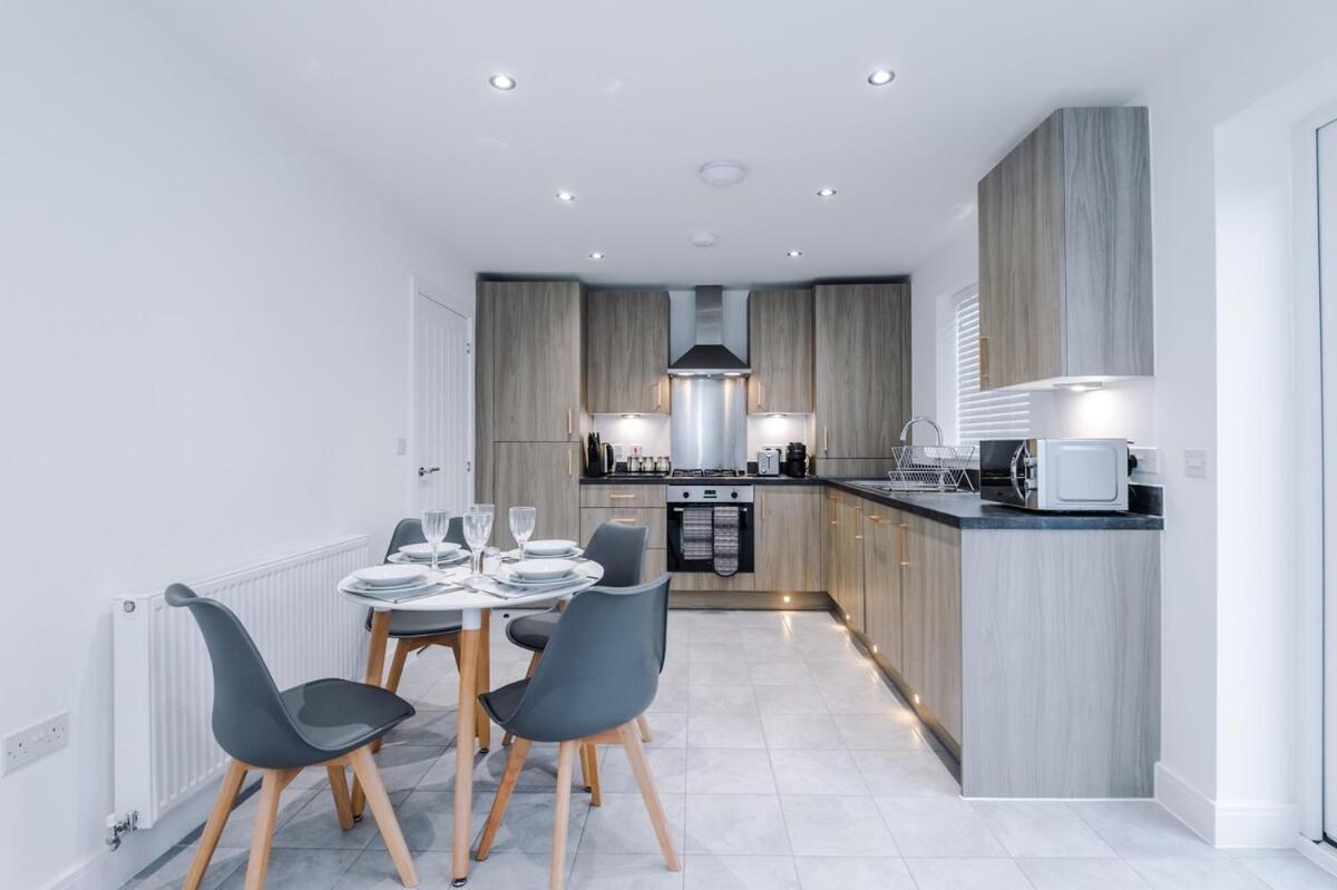 Stylish 3-bedroom House - Brand New Holiday home Manchester