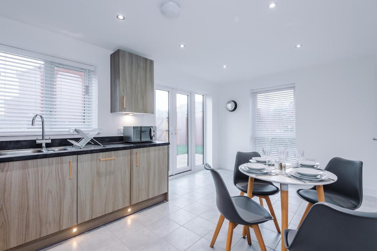 Stylish 3-bedroom House - Brand New Holiday home Manchester
