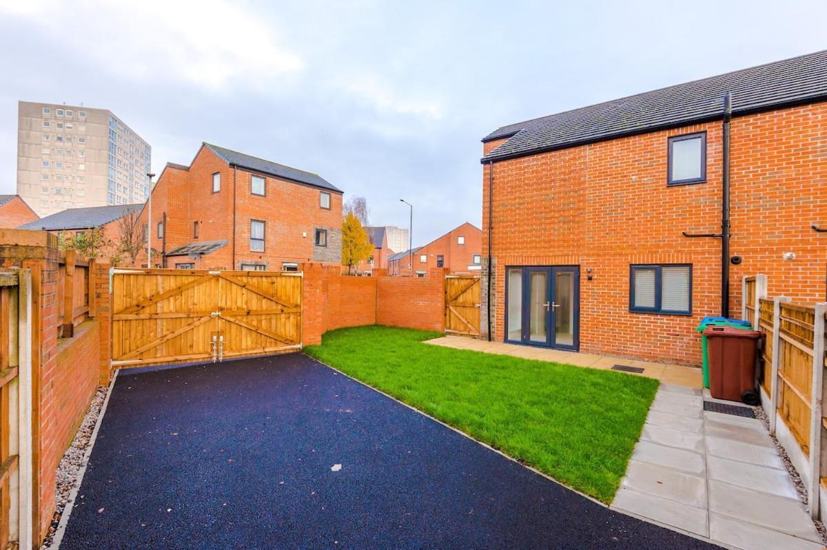 Stylish 3-bedroom House - Brand New Manchester