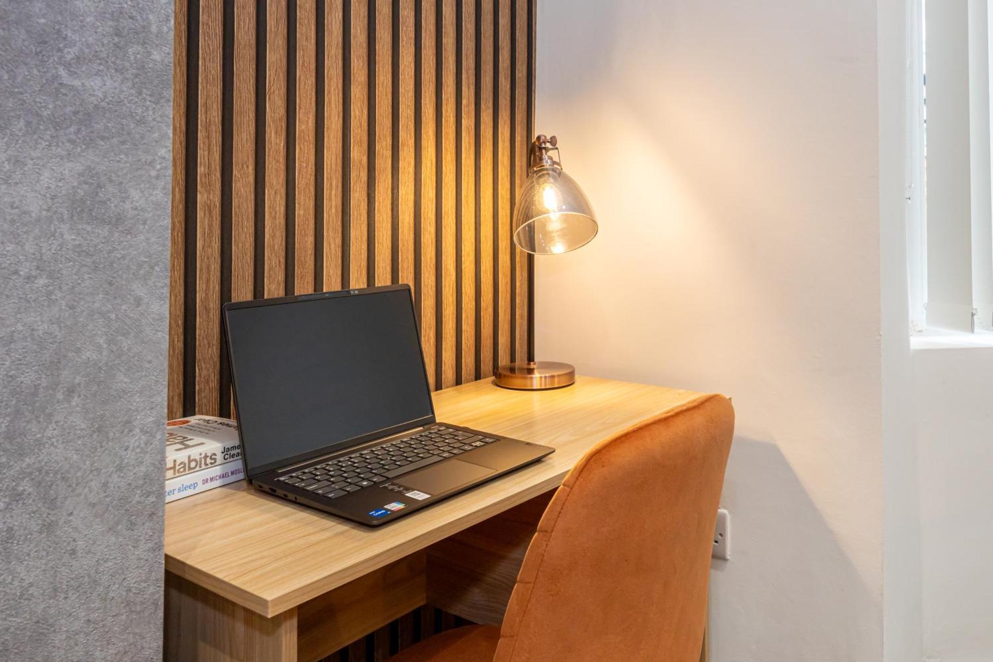 Collegehouse-businessready-freeparking&wifi *