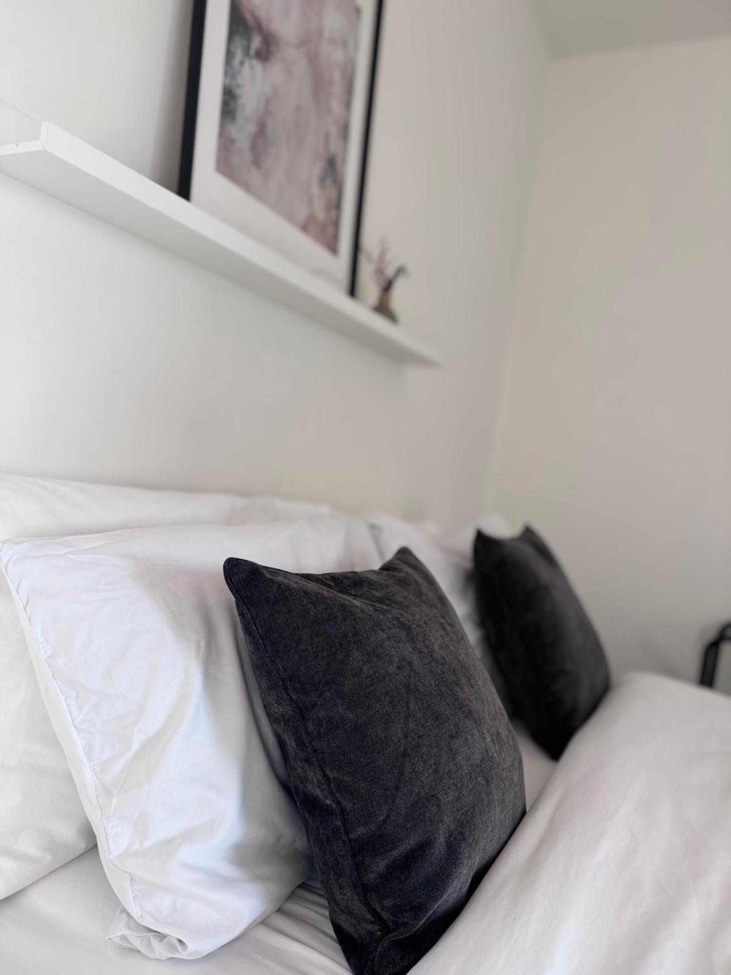 Bright And Modern Near Centre With Free Parking,wifi And Netflix Next To Old Trafford And Man United Stadium Apartment Manchester