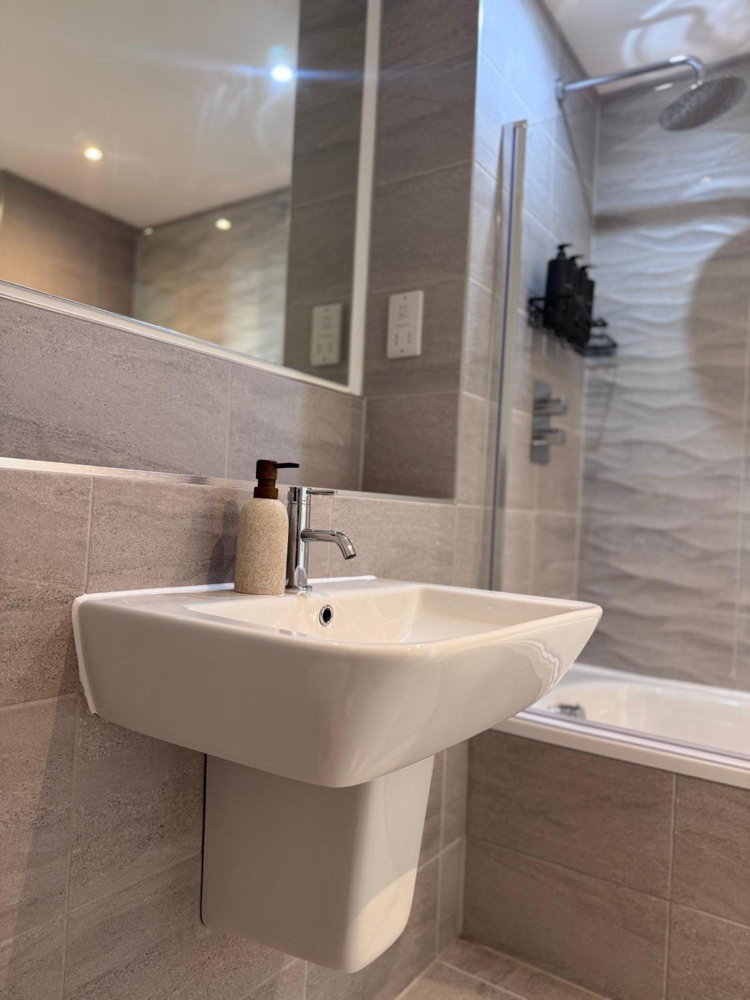 Bright And Modern Near Centre With Free Parking,wifi And Netflix Next To Old Trafford And Man United Stadium