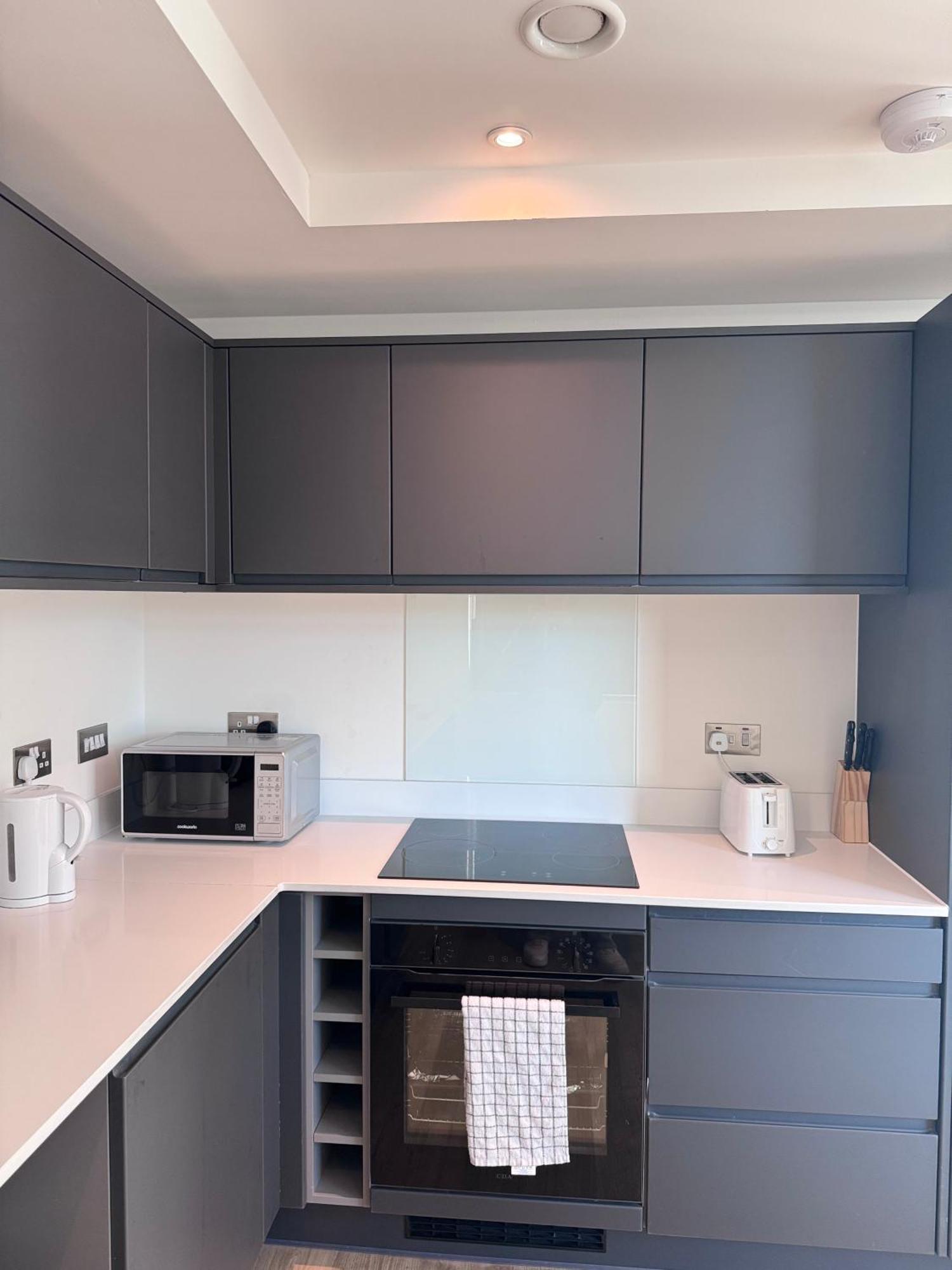 Apartment Bright And Modern Near Centre With Free Parking,wifi And Netflix Next To Old Trafford And Man United Stadium *