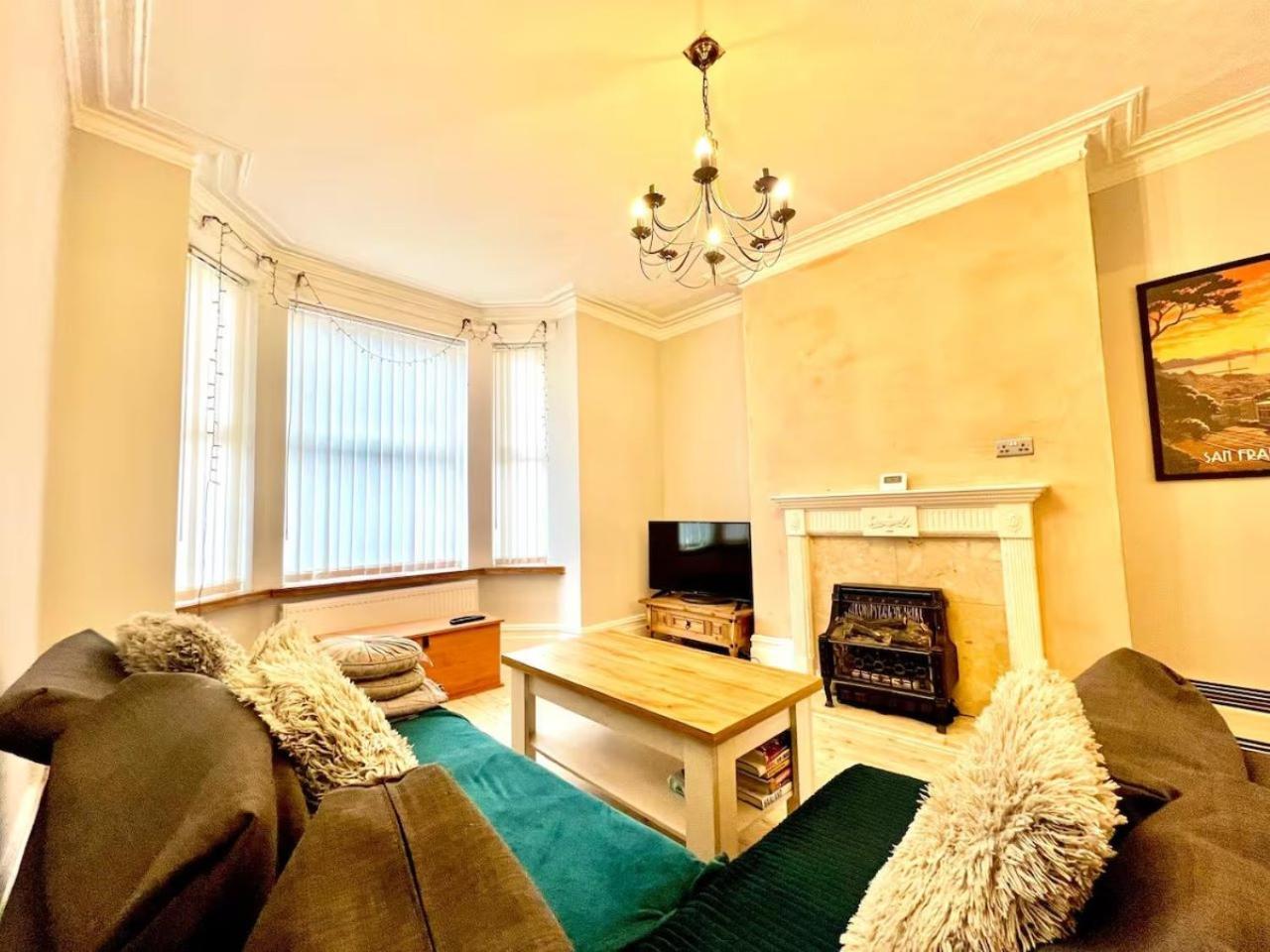 Coop Arena, Etihad & Center! Spacious! Luxurious Entire Home, Sleep 4 Vakantiehuis Manchester