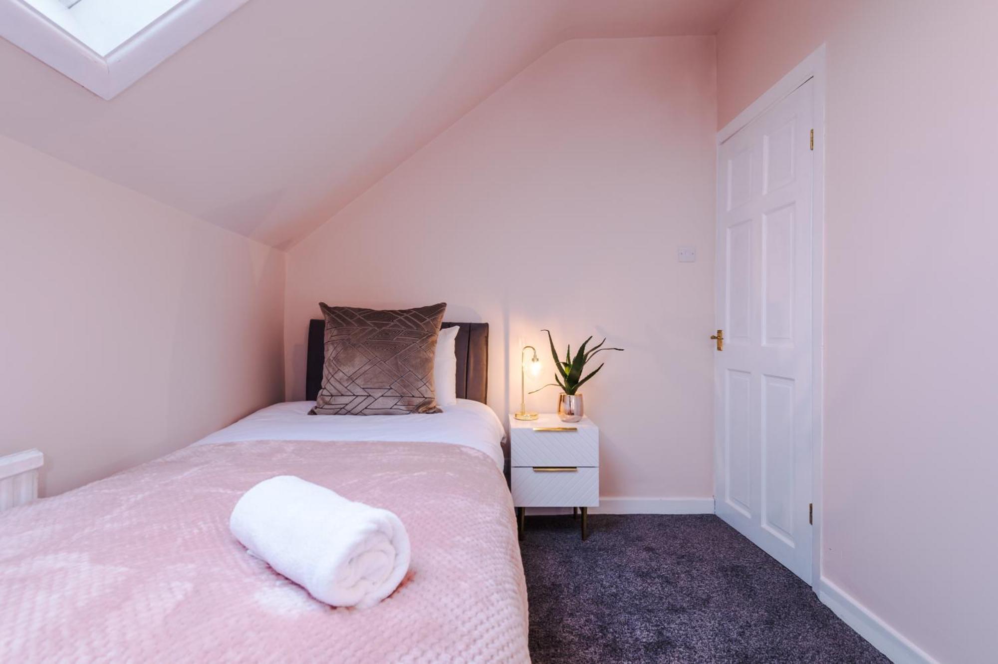 Newly Renovated 5 Bedroom Home-manchester Vakantiehuis