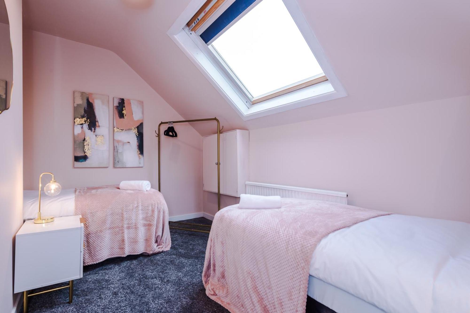Newly Renovated 5 Bedroom Home-manchester *