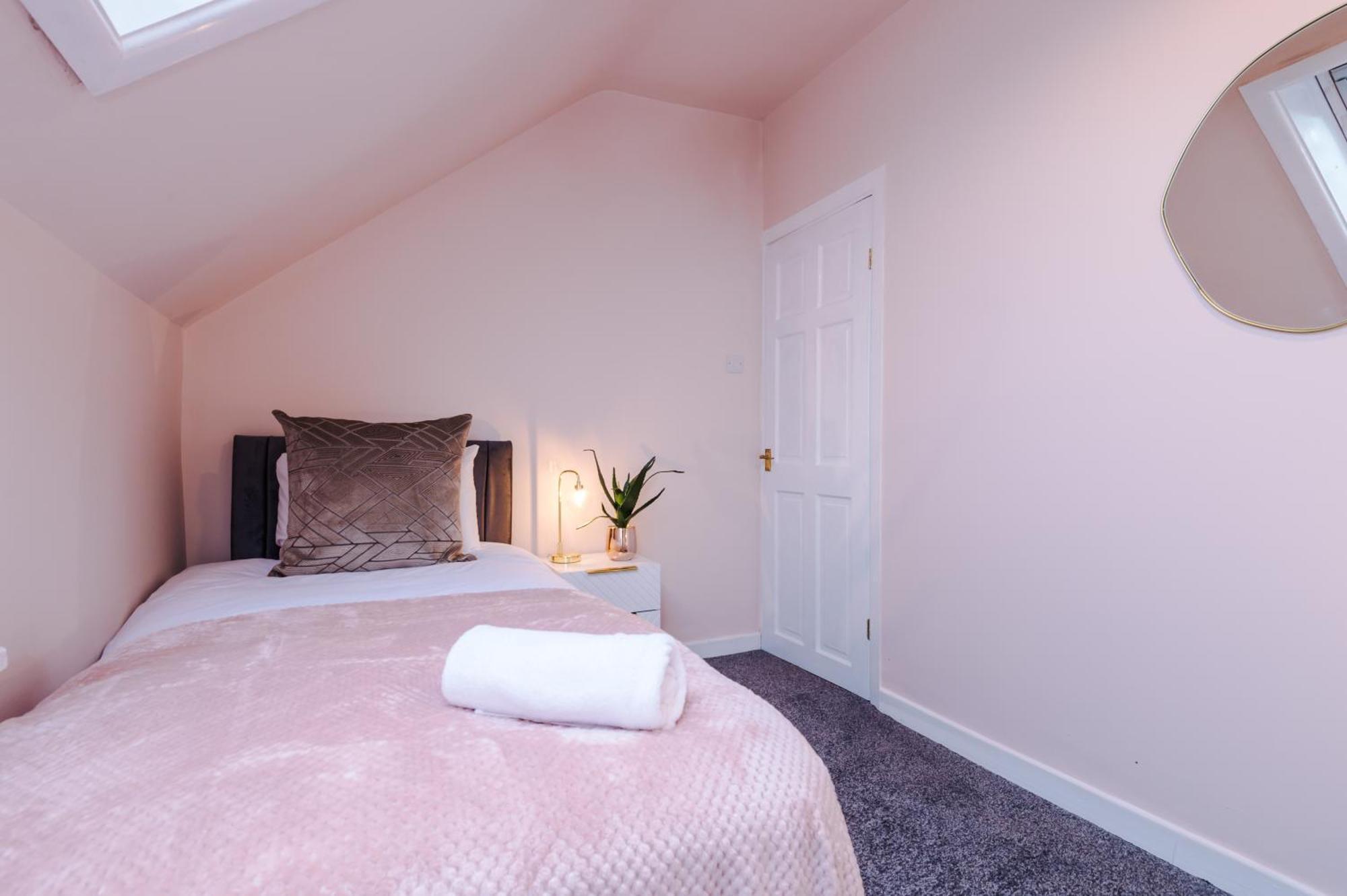 Newly Renovated 5 Bedroom Home-manchester Manchester