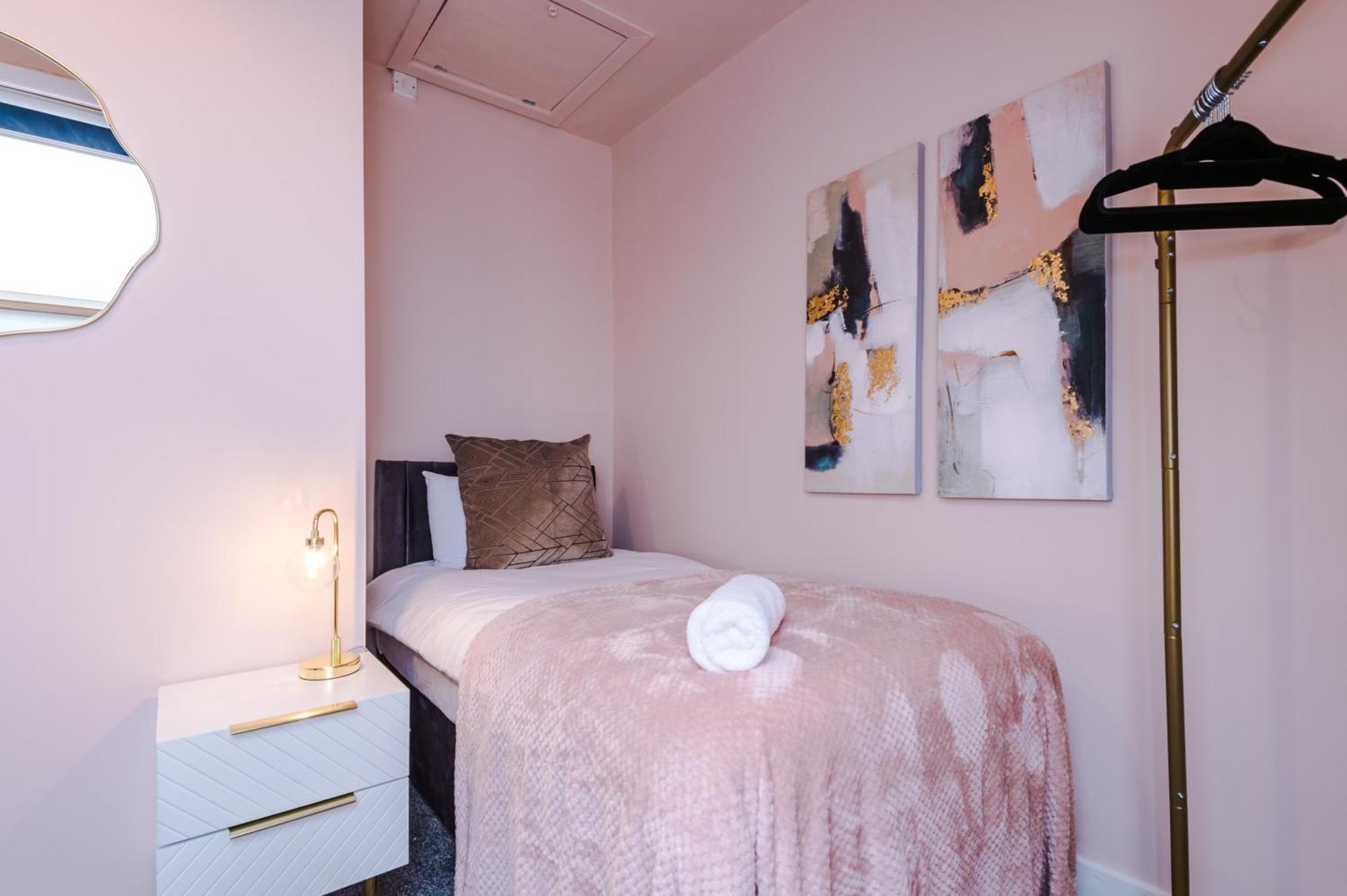 Newly Renovated 5 Bedroom Home-manchester