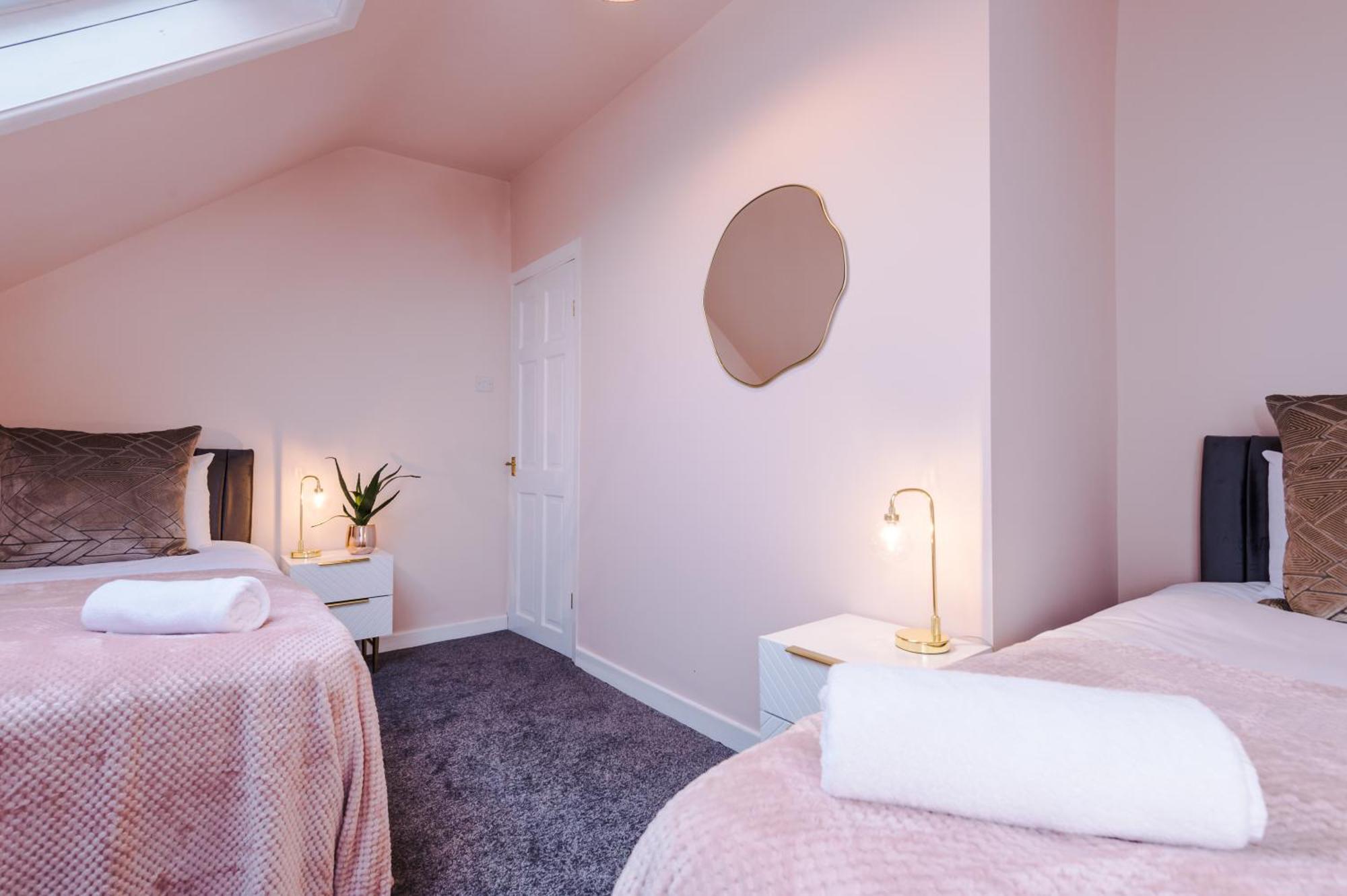 Newly Renovated 5 Bedroom Home-manchester *