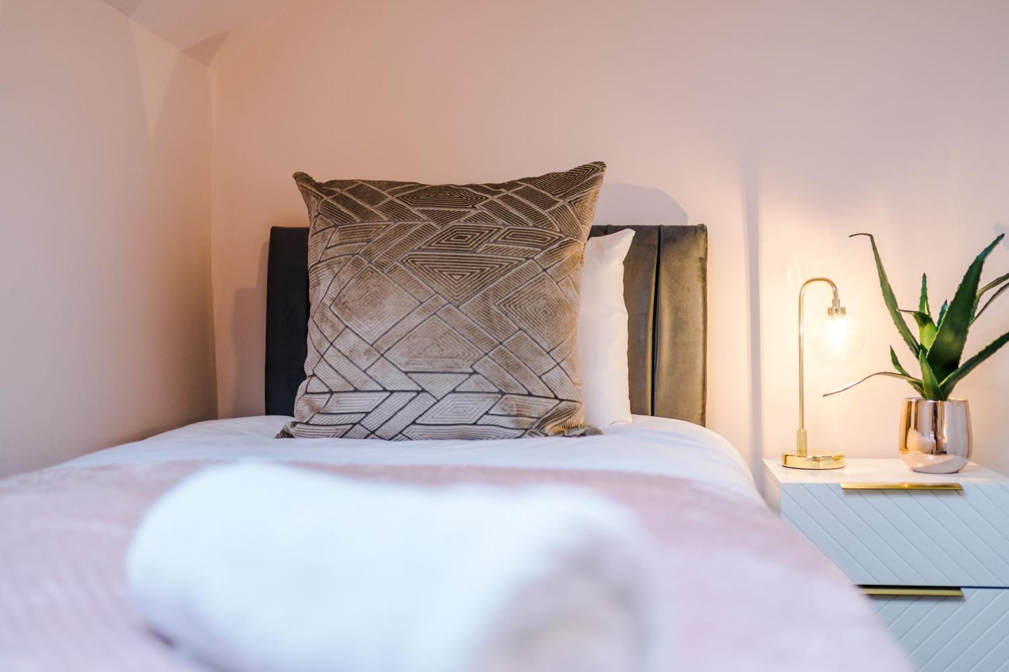 Newly Renovated 5 Bedroom Home-manchester
