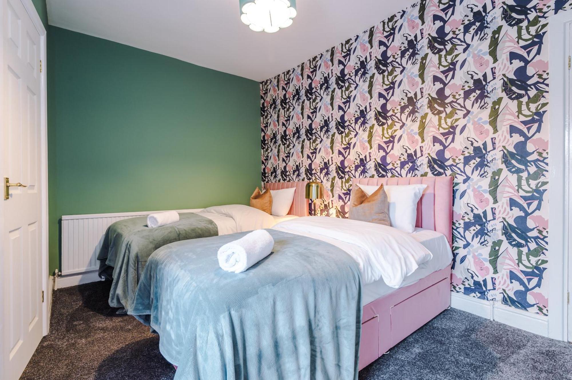 Newly Renovated 5 Bedroom Home-manchester