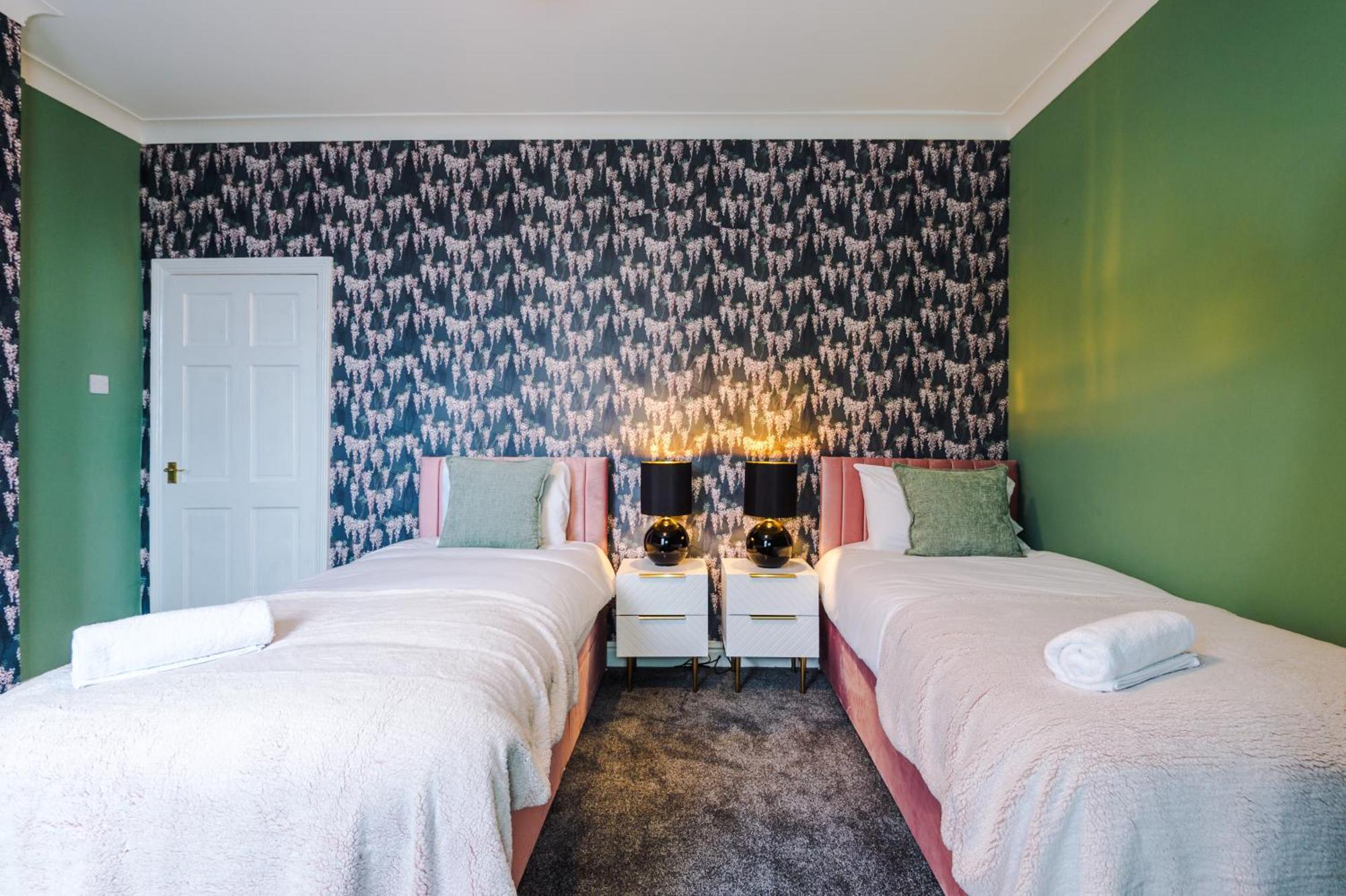 Newly Renovated 5 Bedroom Home-manchester * Manchester