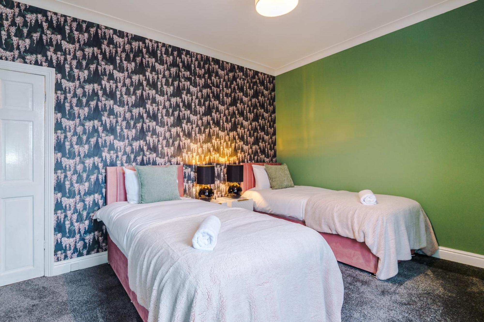 Newly Renovated 5 Bedroom Home-manchester *
