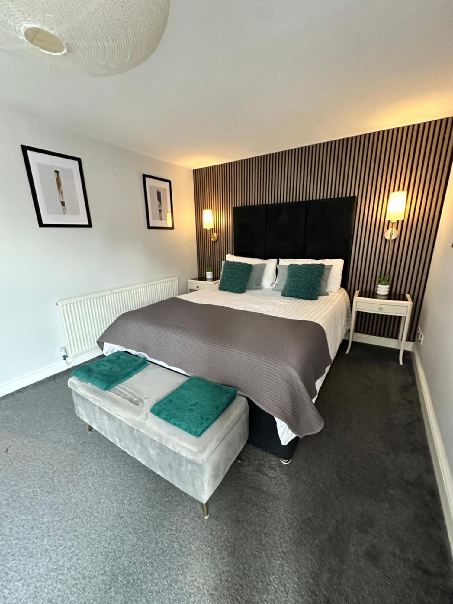 Apartment Stylish 4Br Townhouse On Stretford Marina - Waterside Stay In M32 *
