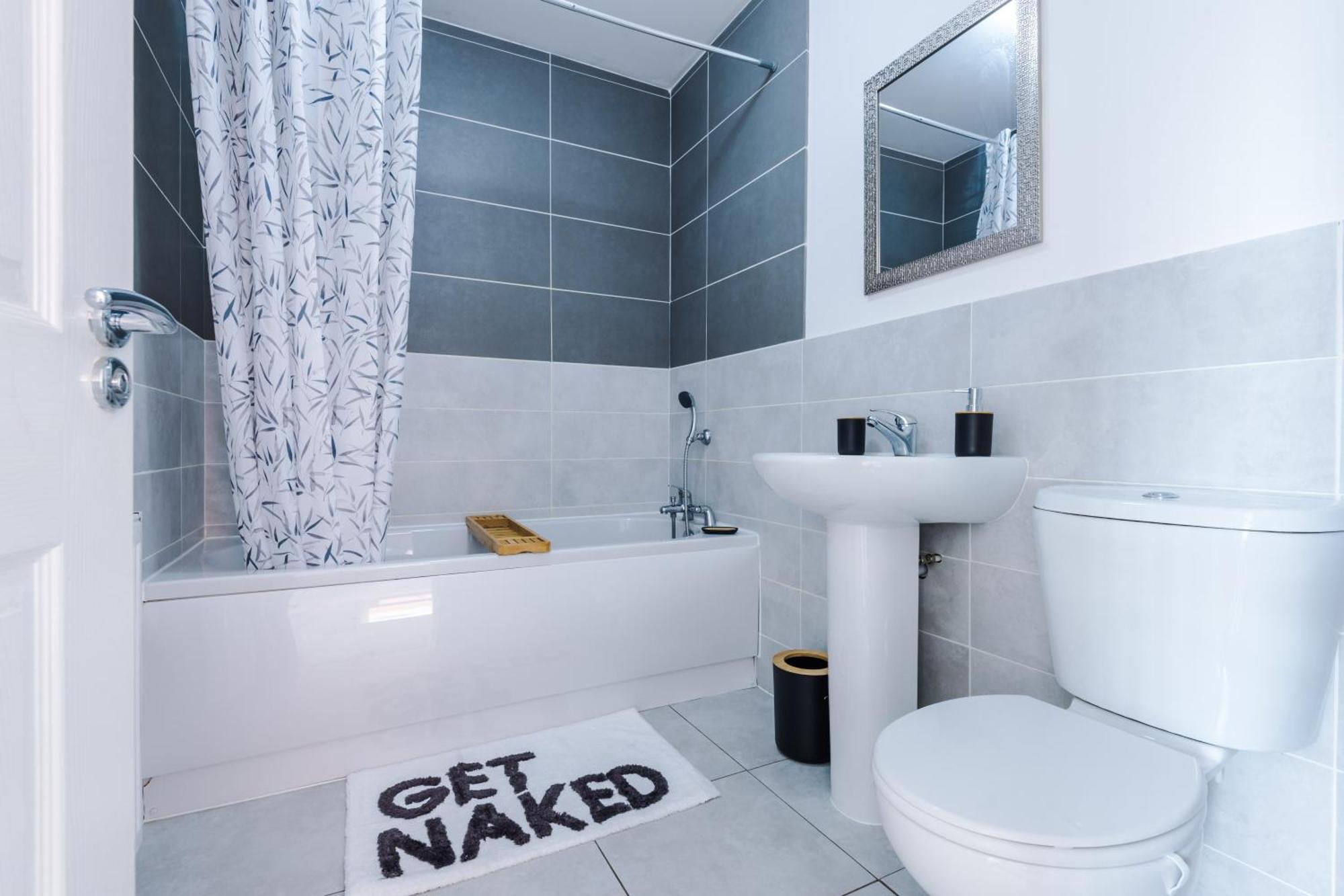 Spacious 4-bed In With Parking & Wi-fi Vakantiehuis