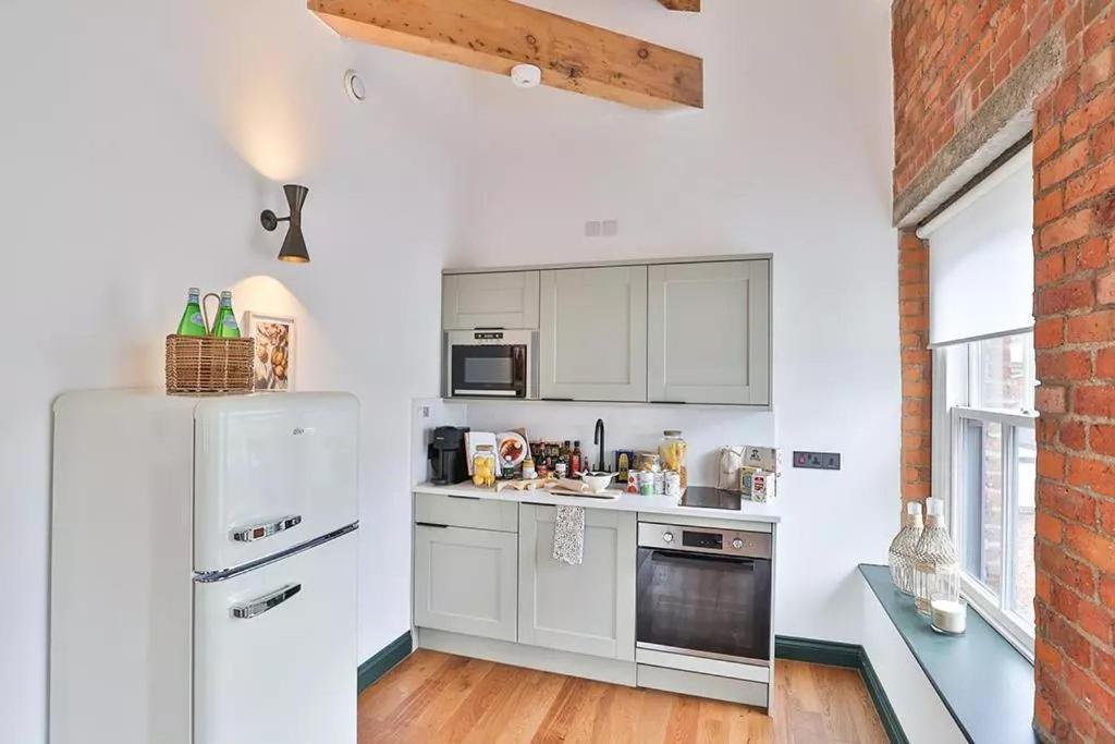 2 Bed 2 Bath, Excusive And Central, Concierge Service Apartment *