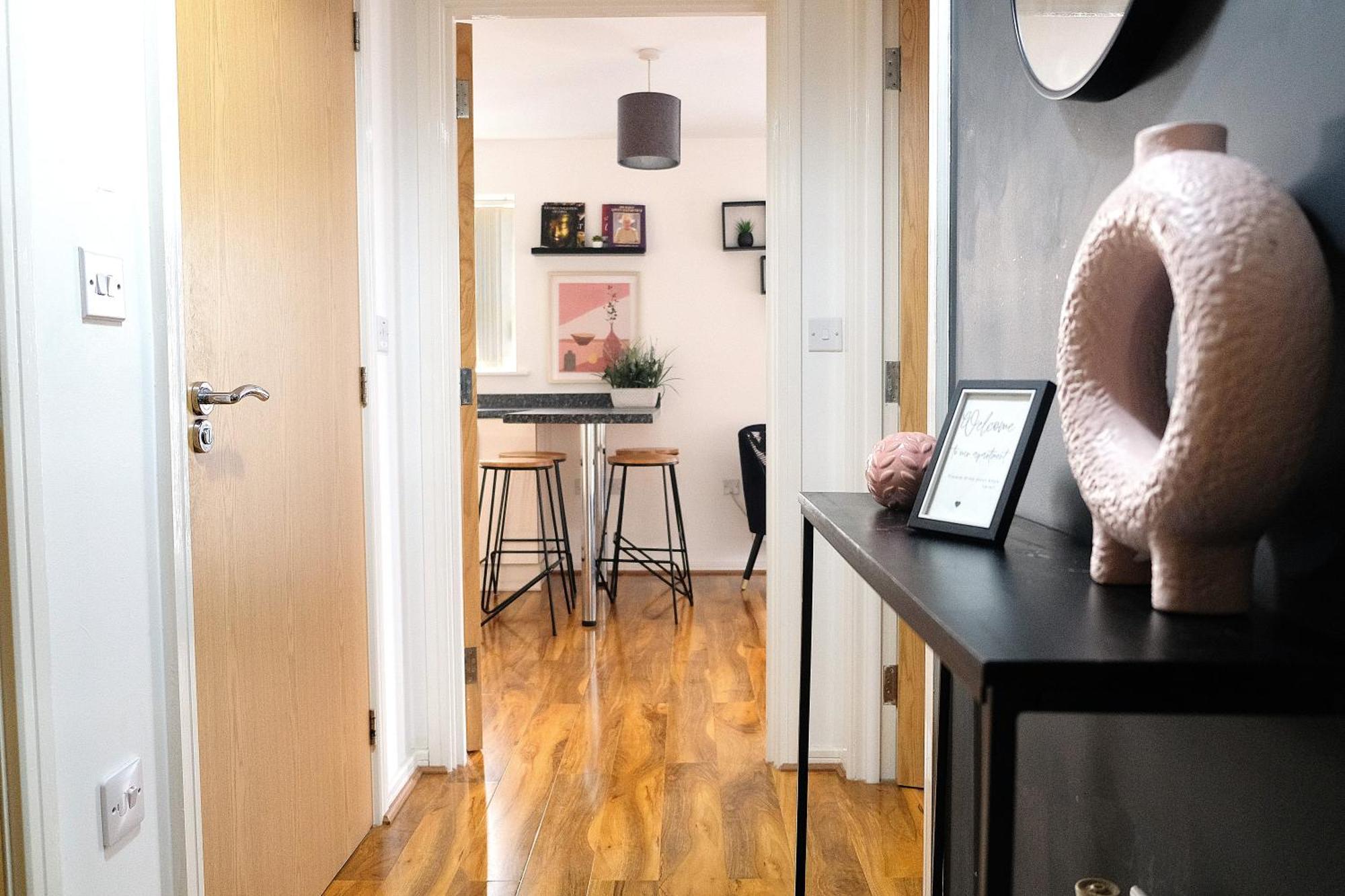 Bright 1 Bedroom Flat With Parking & Wifi For 3 Guests - Salford Uni, Victoria Station, Ao Arena Manchester