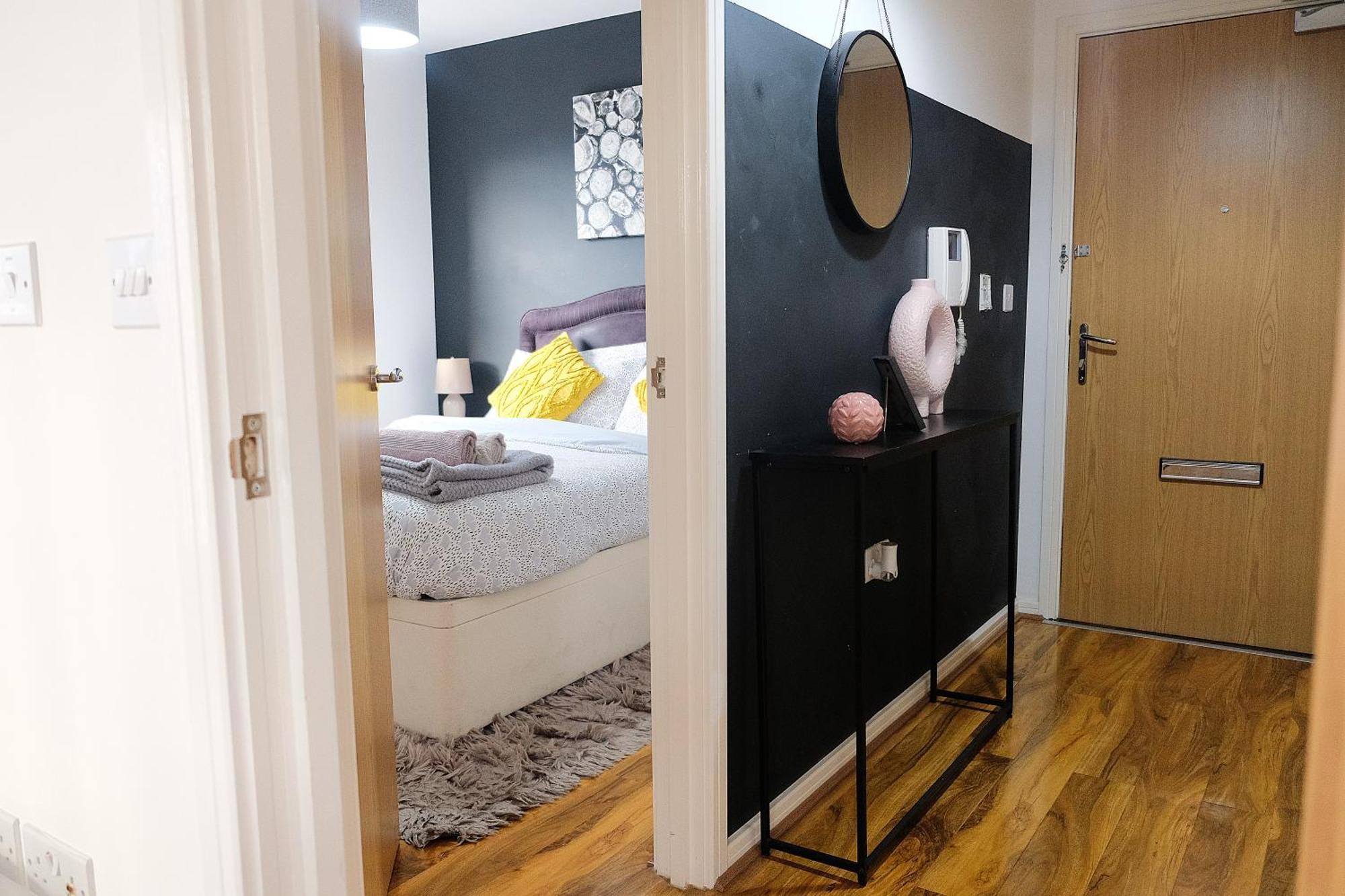 Bright 1 Bedroom Flat With Parking & Wifi For 3 Guests - Salford Uni, Victoria Station, Ao Arena *